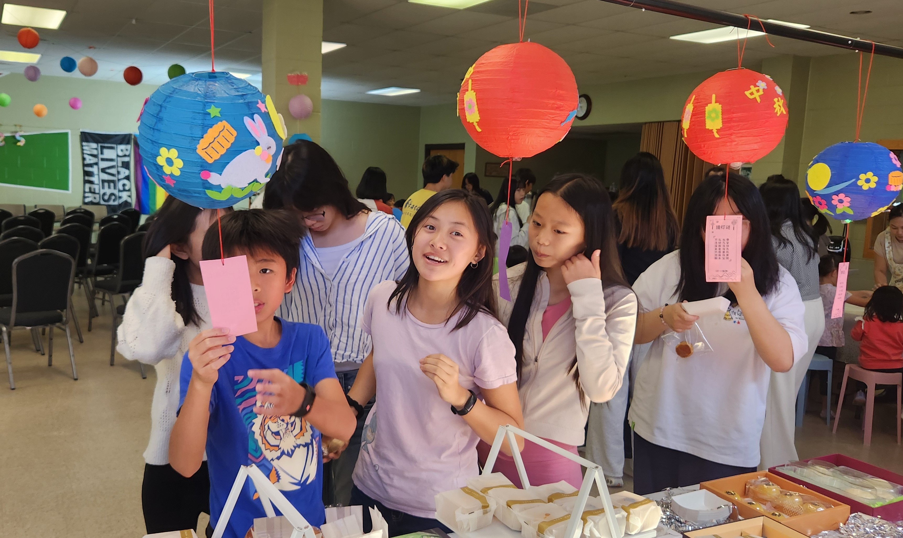 洛麗中文學校學生們試猜燈謎