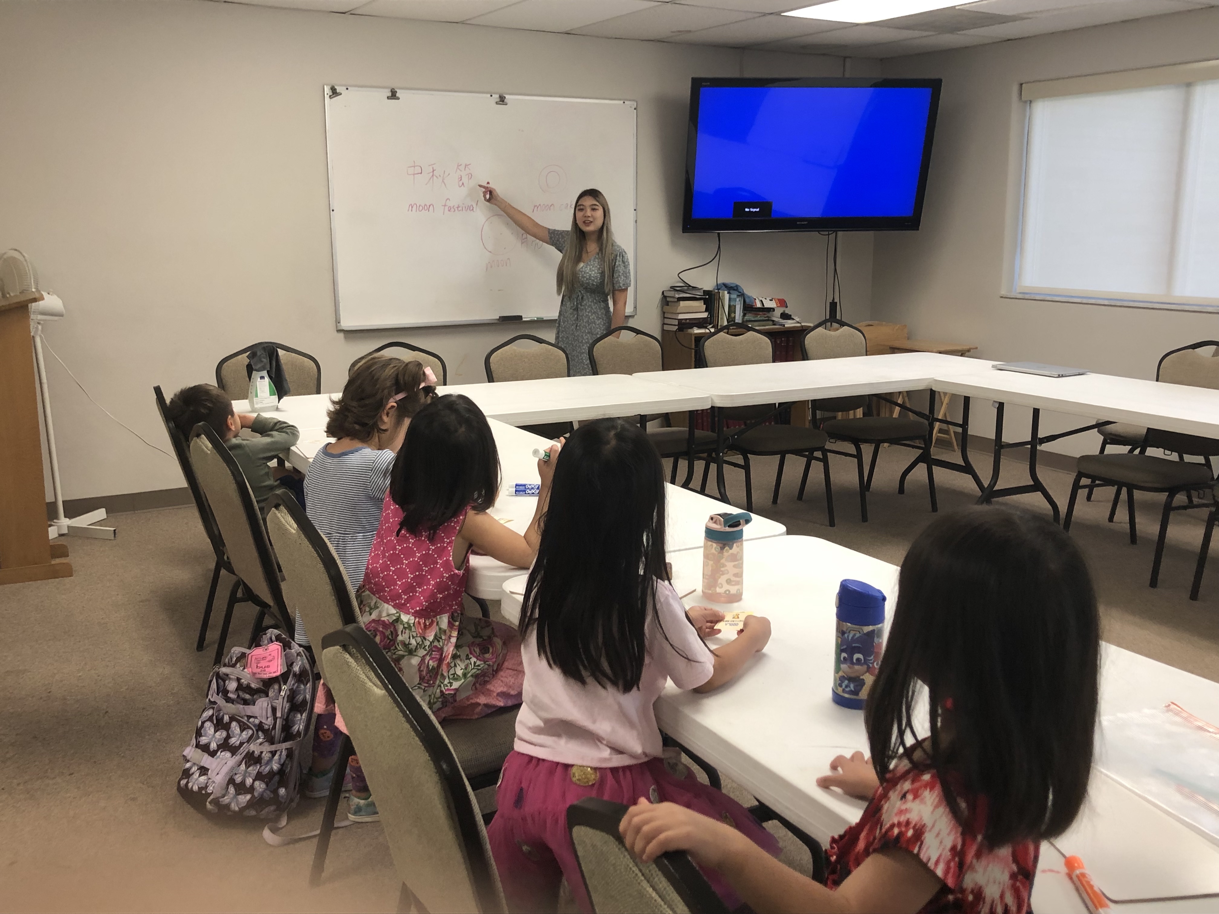 基礎班老師講授中秋節的由來