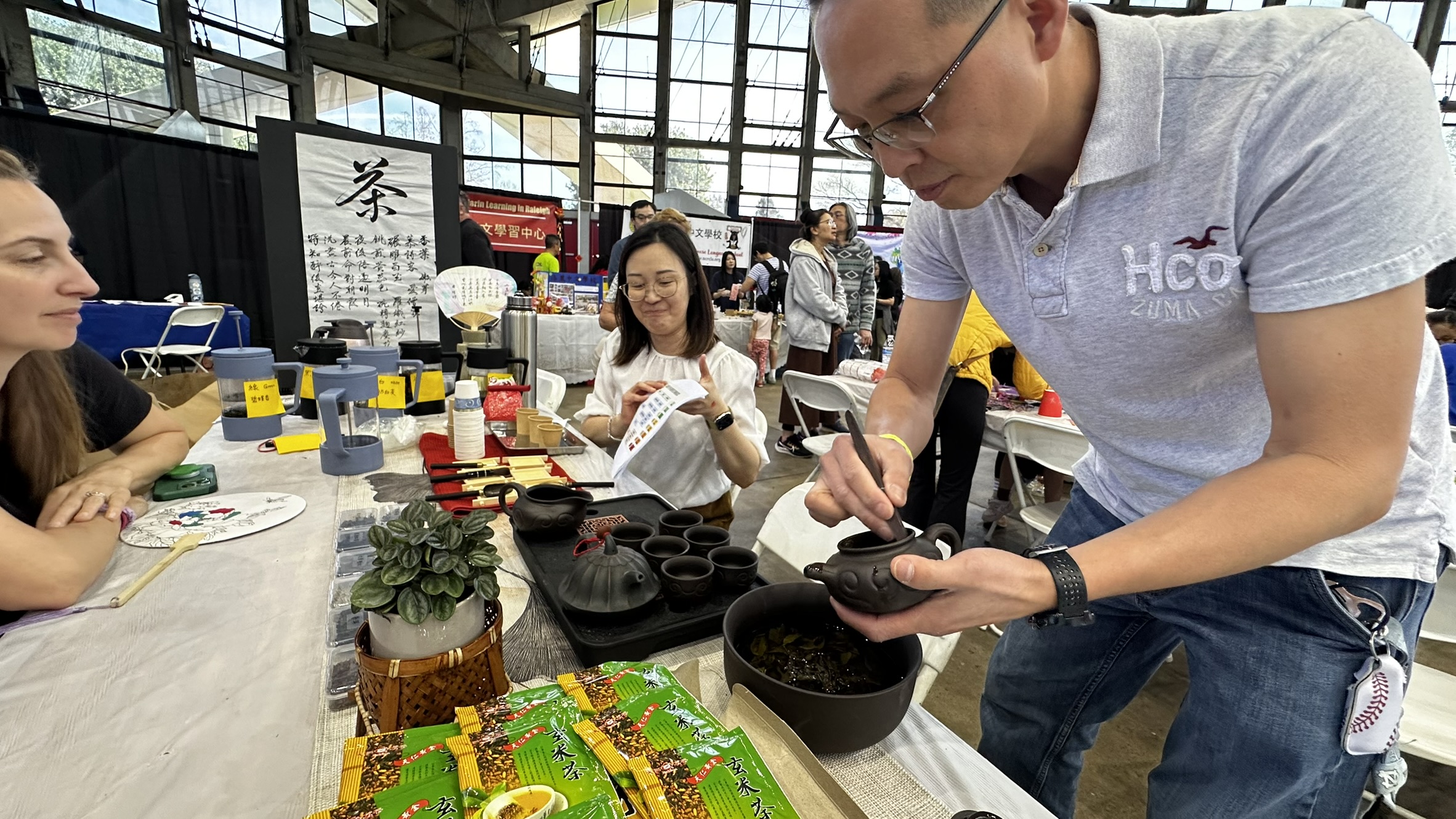 文化攤位上展示臺灣茶文化