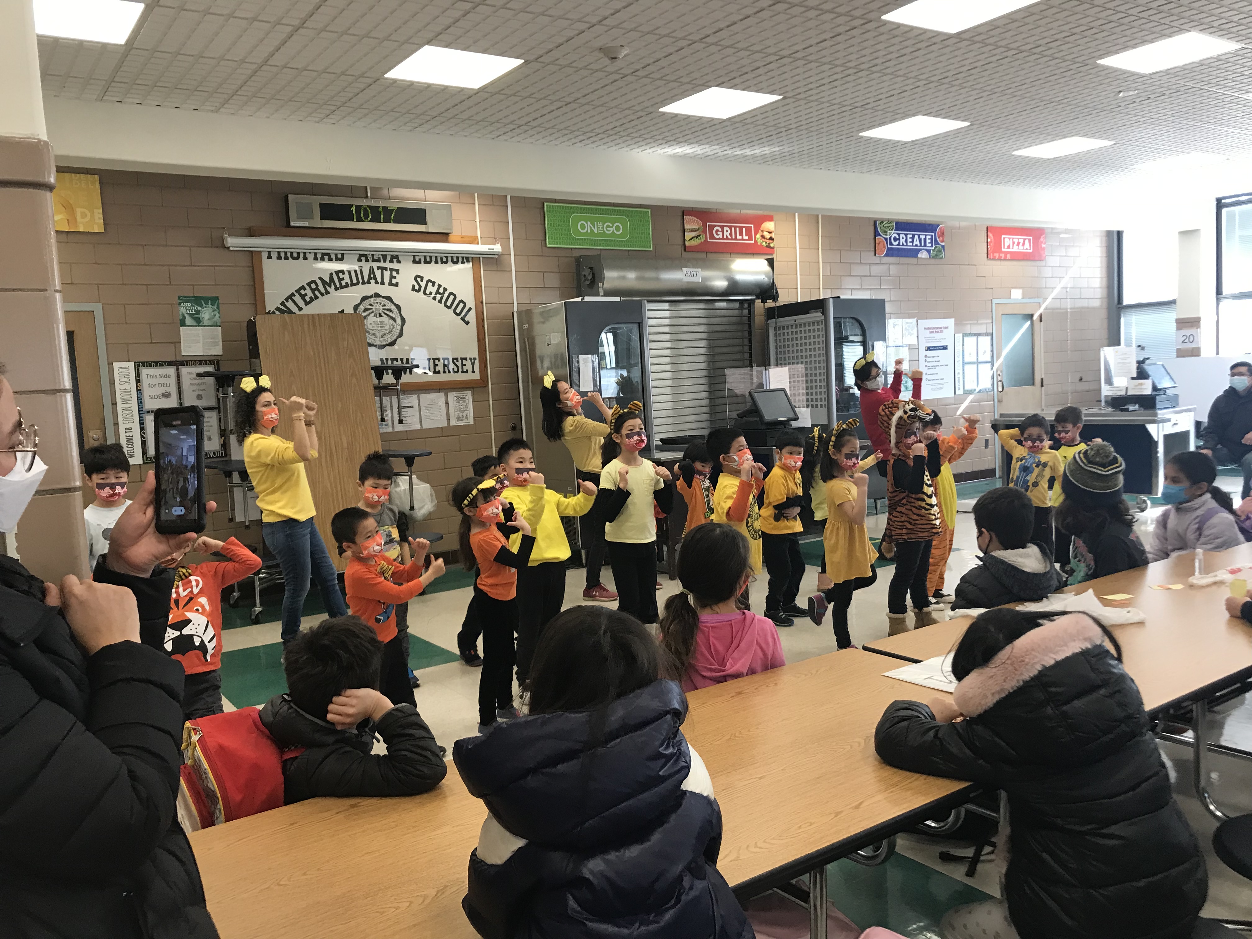 幼兒園的學生們表演了可愛的