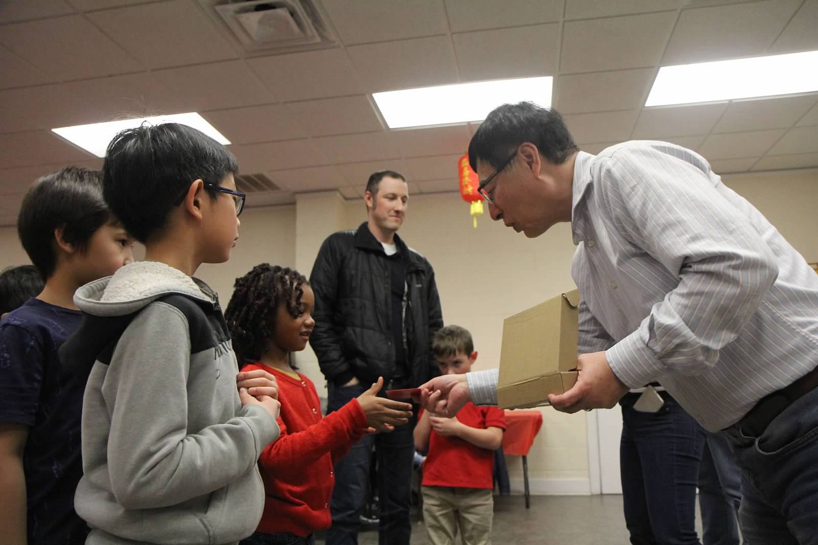 僑務委員譚逸心發紅包