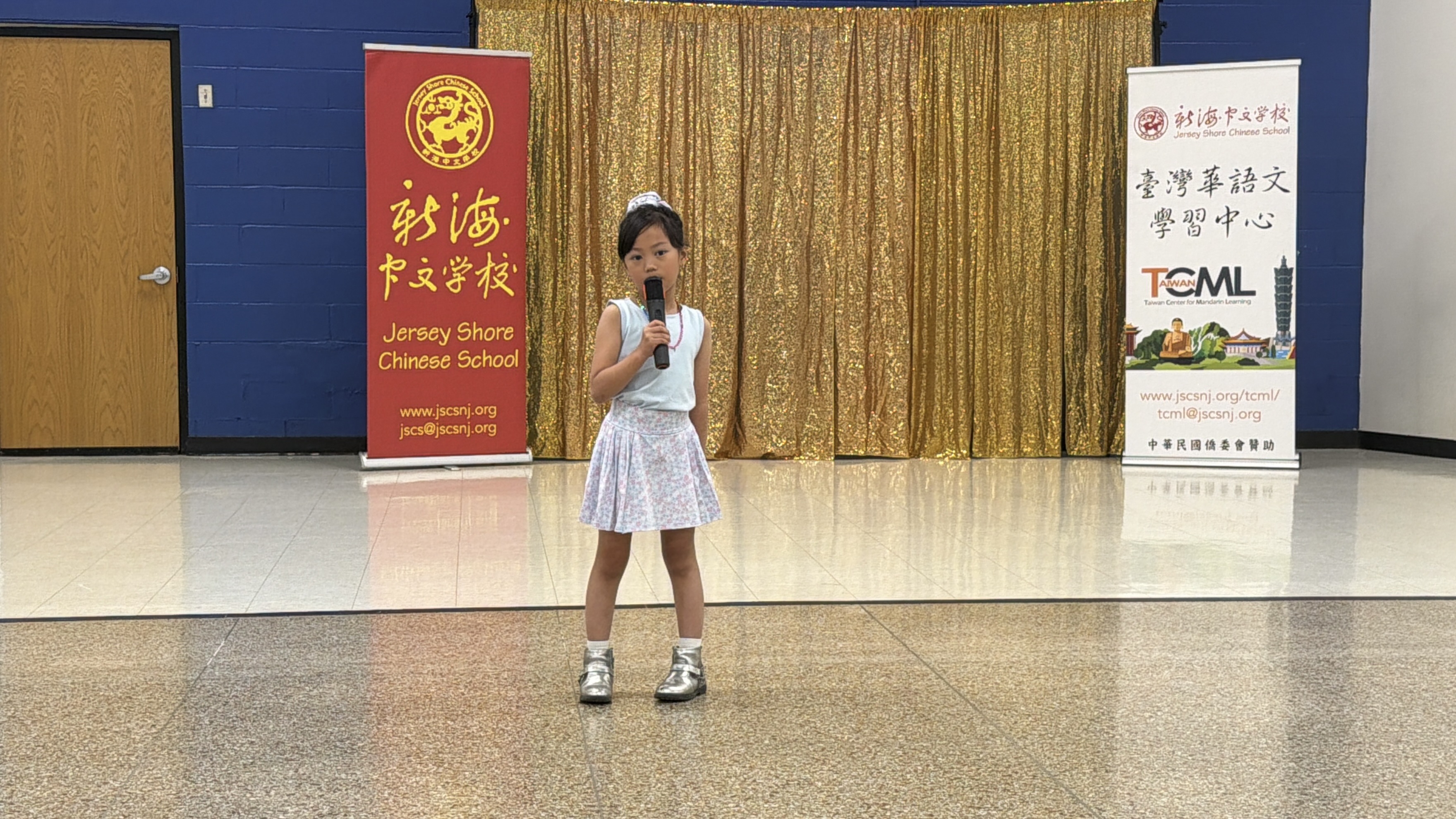 第一名學生演唱《我愛洗澡》