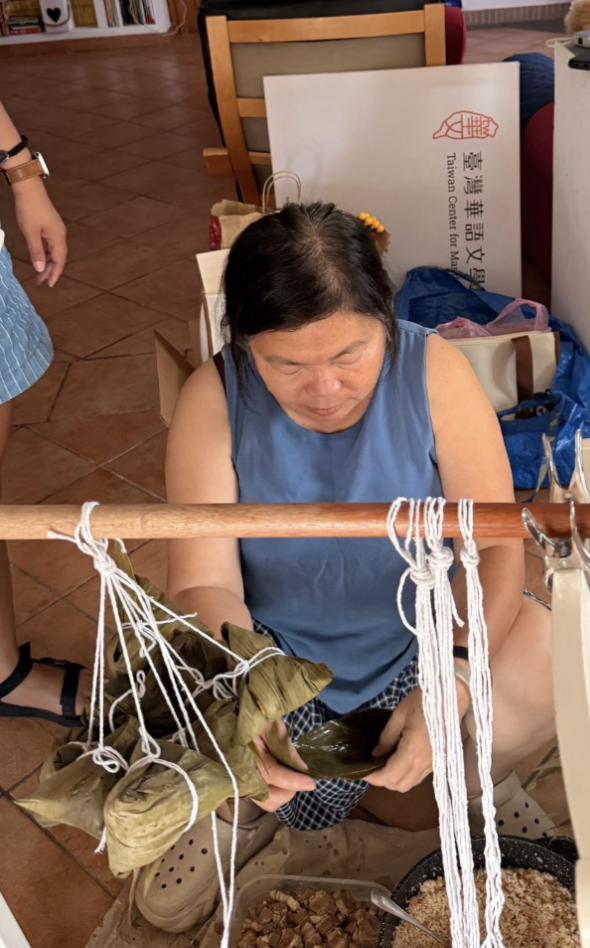 天氣炎熱，為了食品安全，由老師在家裡先把粽子包好煮熟後再帶一些食材到泳池教與會者包粽子