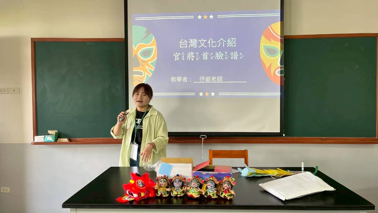 第一次帶入台灣的官將首臉譜，高中生非常有興趣。