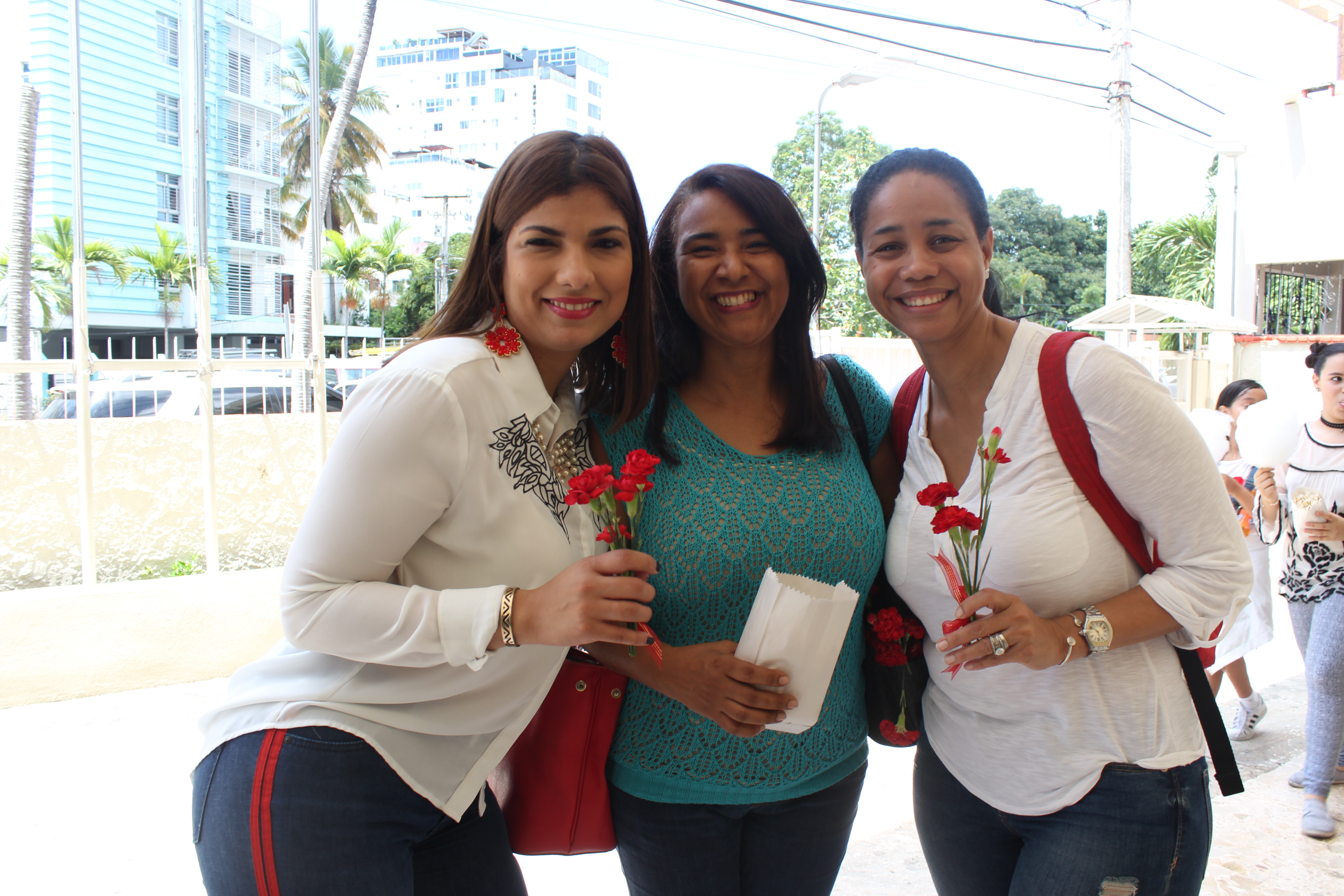 參與活動的本地母親合影留念。