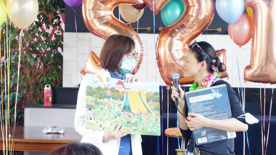 衛服部李麗芬次長到場致詞，小旺萊文化協會會長贈書，感謝衛服部守護國人健康