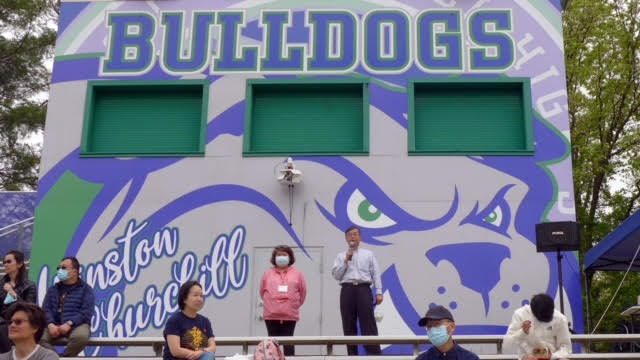 僑教中心主任郭大文致詞，左立者為聯誼會總幹事汪良元。