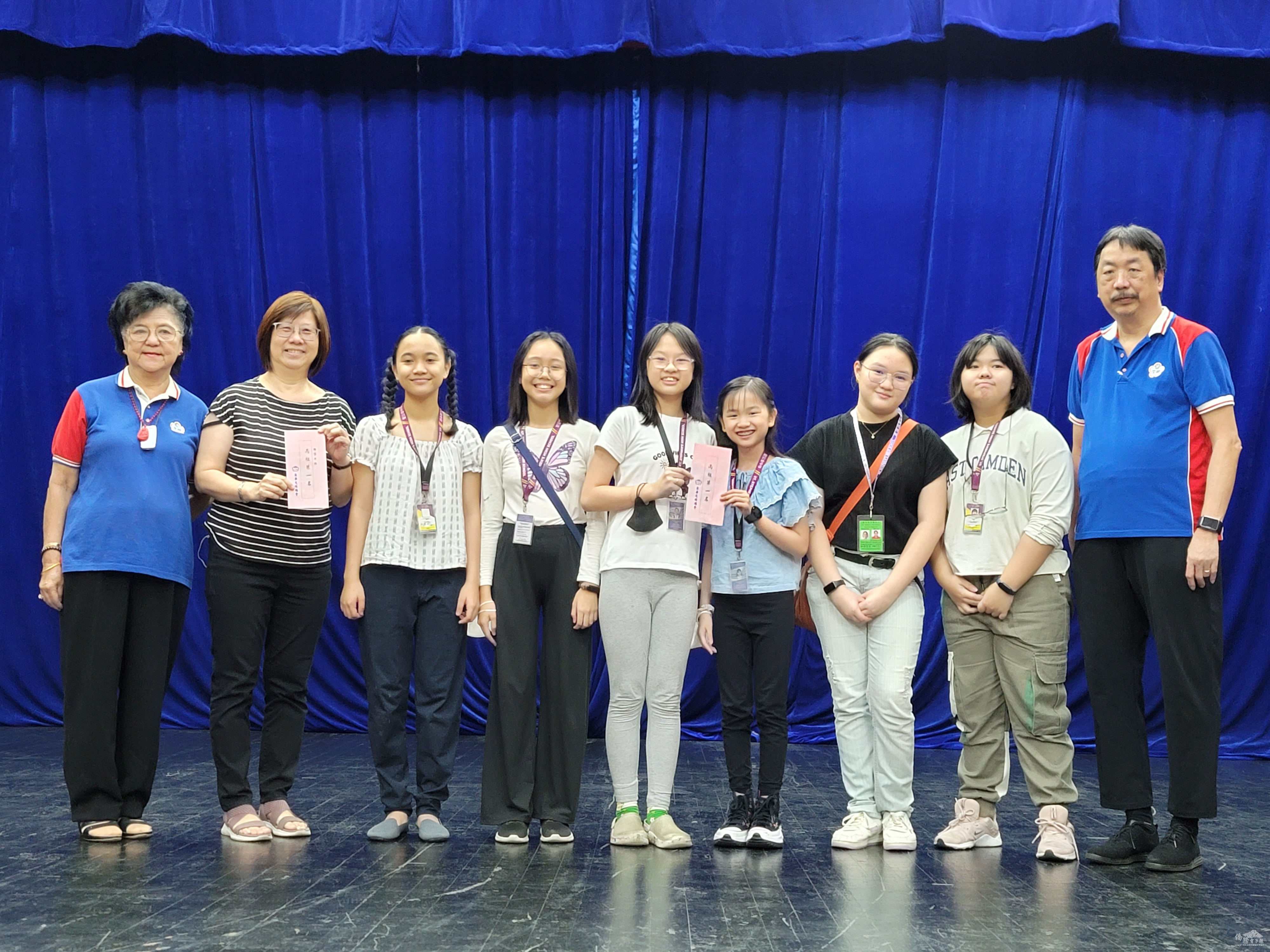 蔡懷強（右1）頒發獎金予丙組第1名聖公會中學參賽者、指導老師