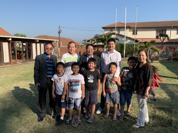 南非代表處訪那他省中文學校 鼓勵善用電子書4