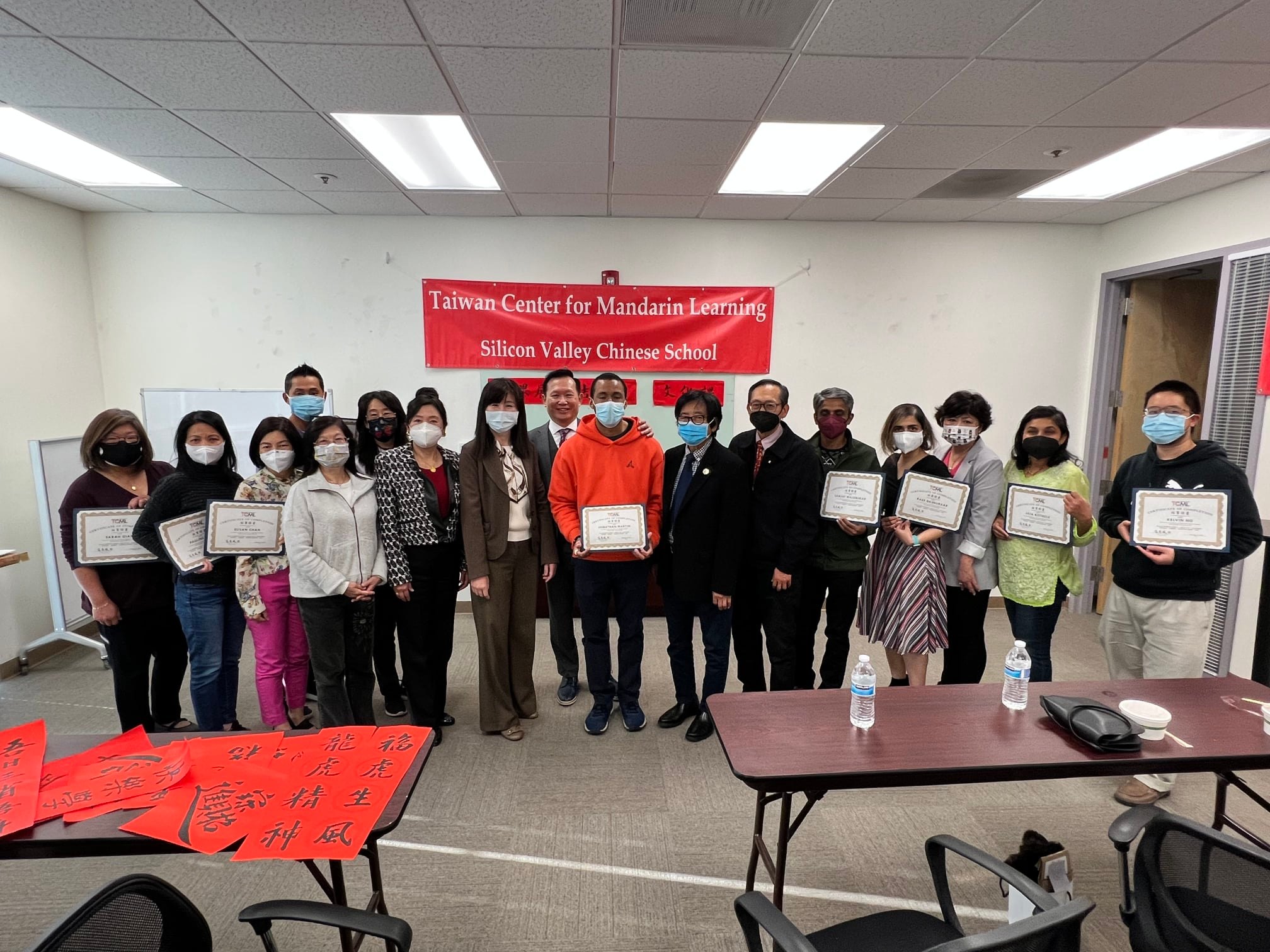 書法實作課程。寇惠風校長與矽谷中文學校臺灣華語文學習中心全體師生合影