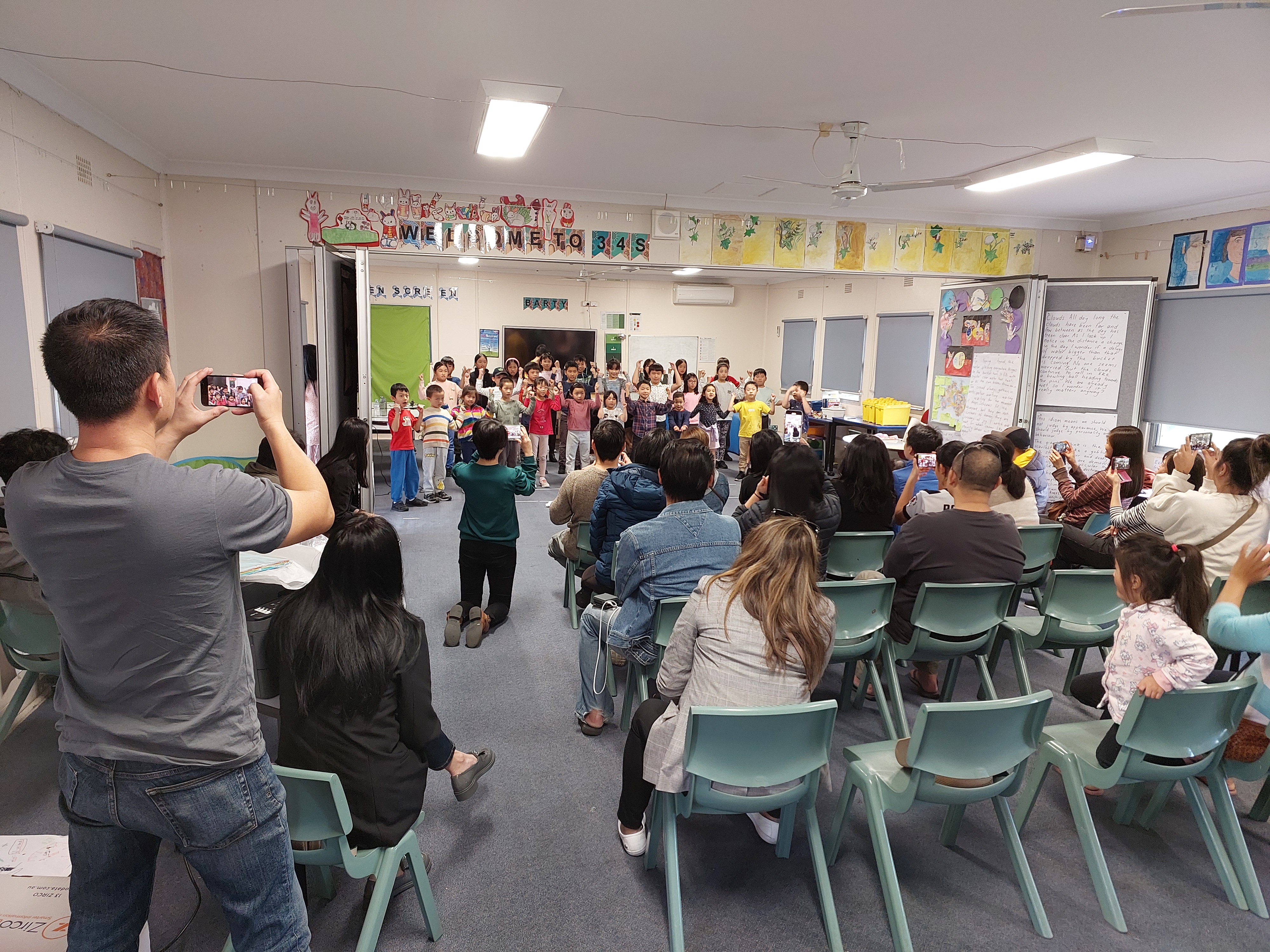 一二三年級同學演唱「母愛真偉大」