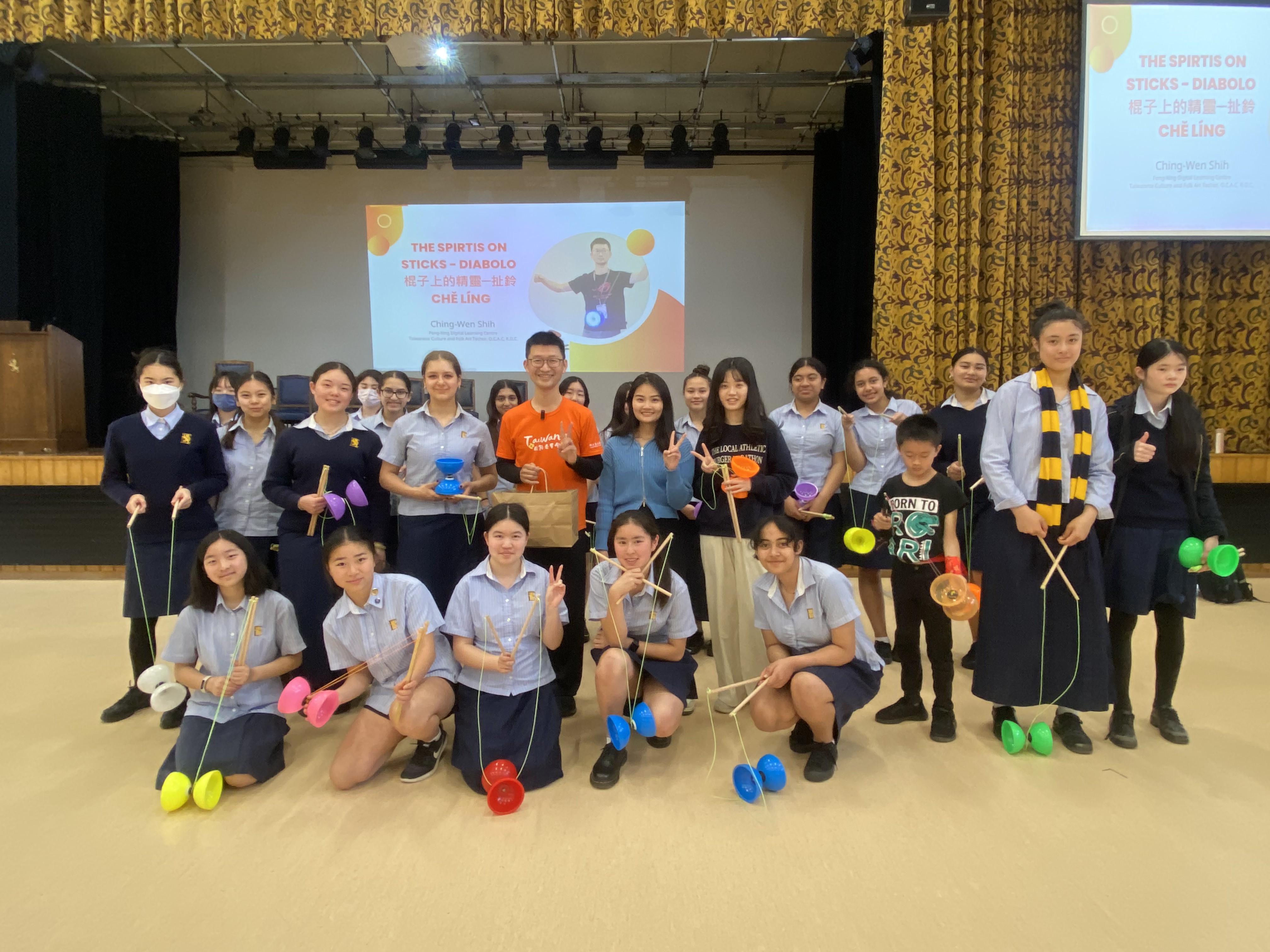 鳳興書院文化教師與Epsom Girls’ Grammar School學生合影留念