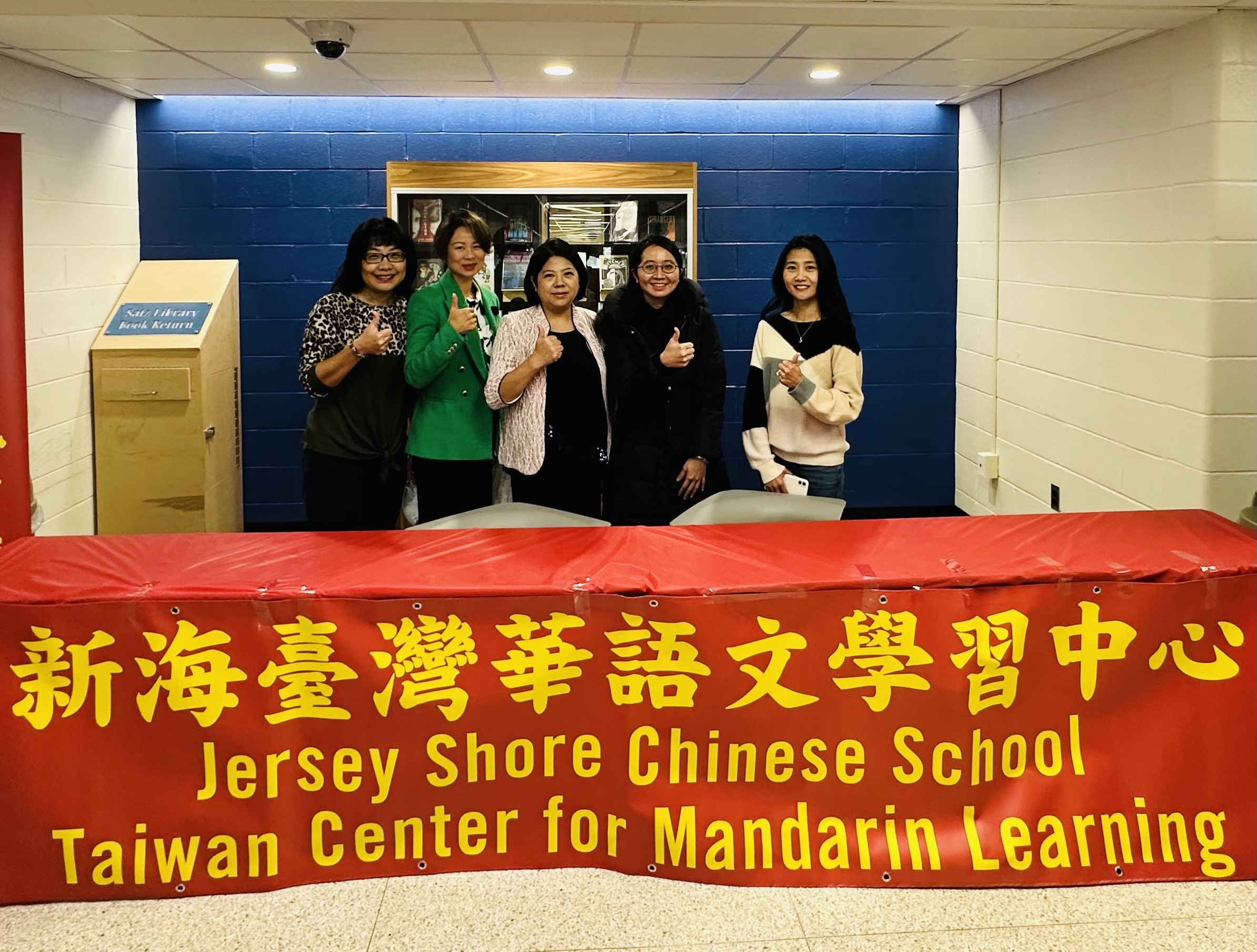 毛立楓、林依靜、江海寧、吳景容、李端君 (由左至右)