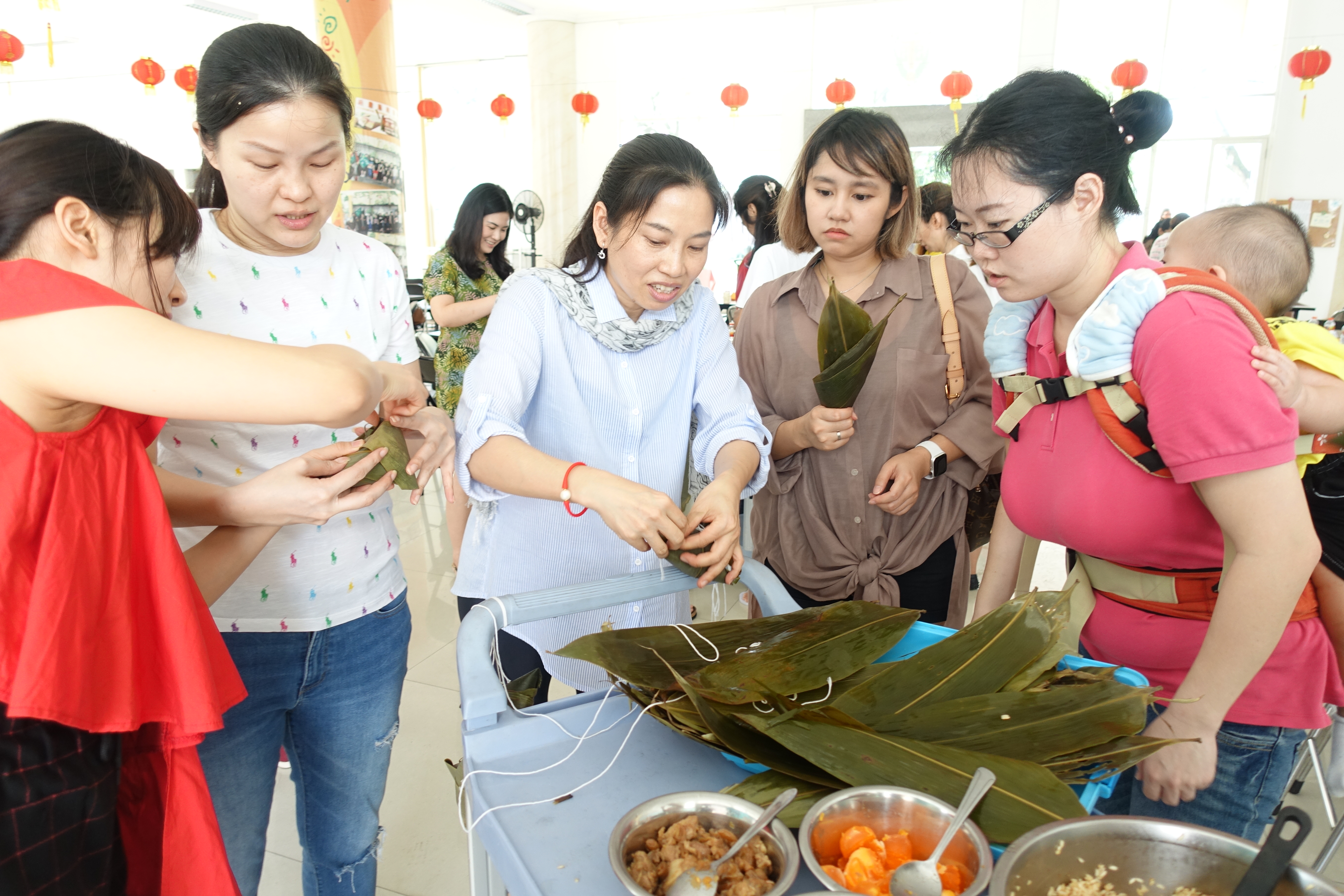 台師(中)教幼兒園家長們包粽