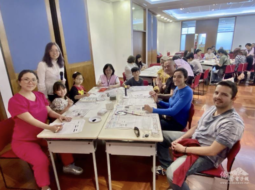 劉家妙（左排站者）指導學生執筆寫法