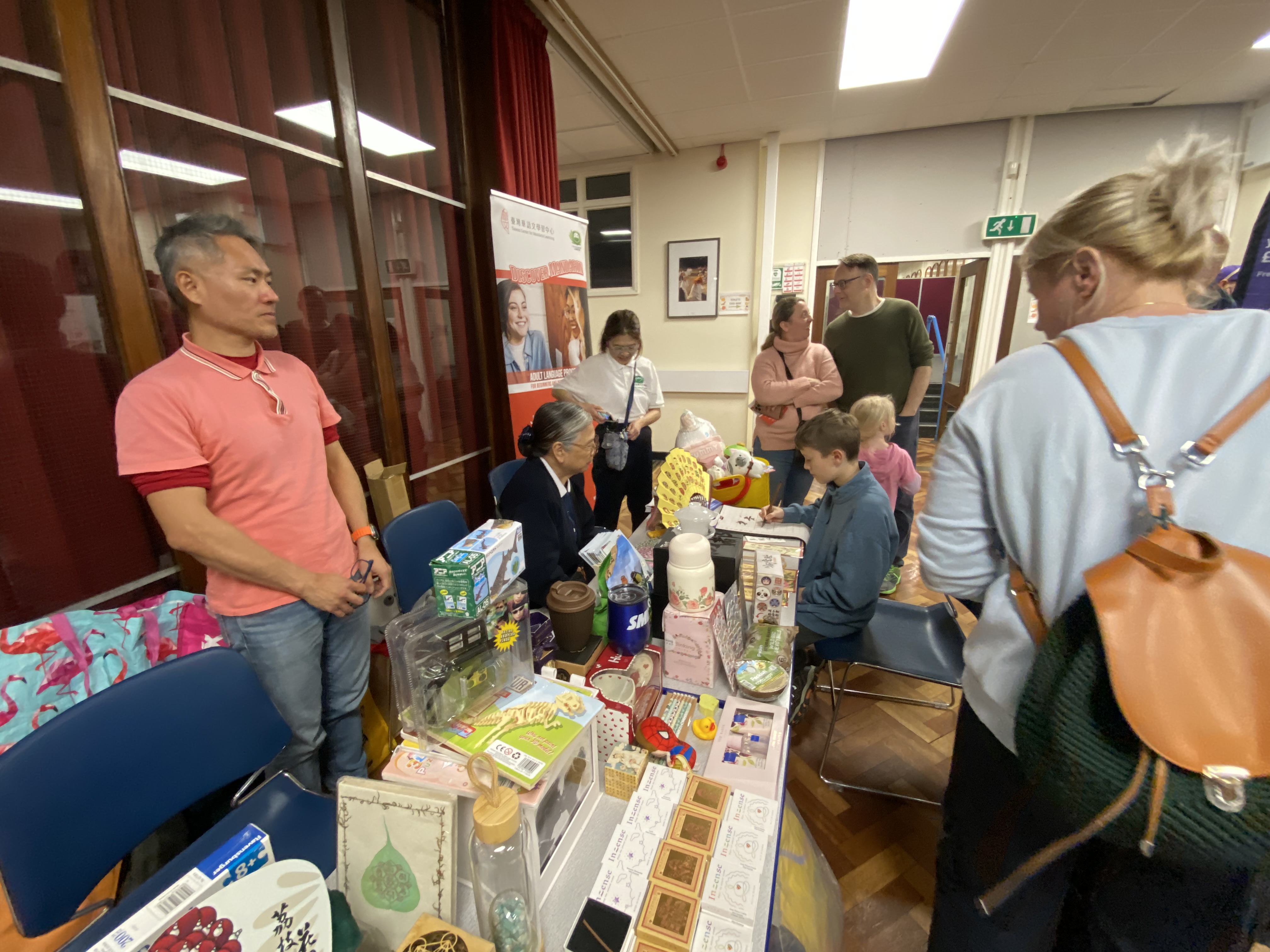 攤位上展售一些帶有臺灣味的文創禮品