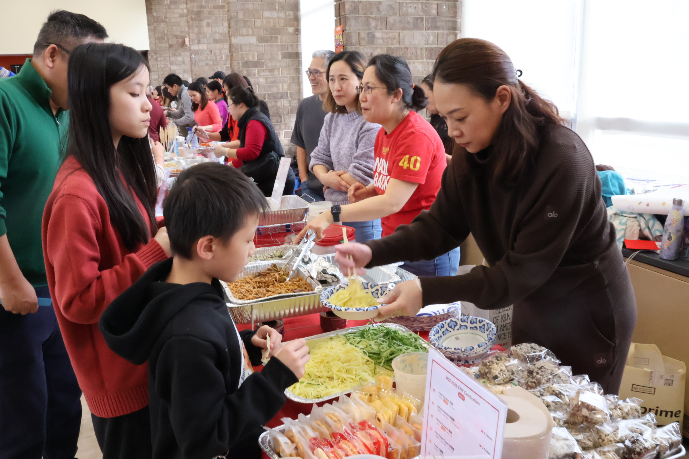 家長們準備豐盛臺灣小吃進行義賣，為學校籌募經費，場面溫馨熱鬧。