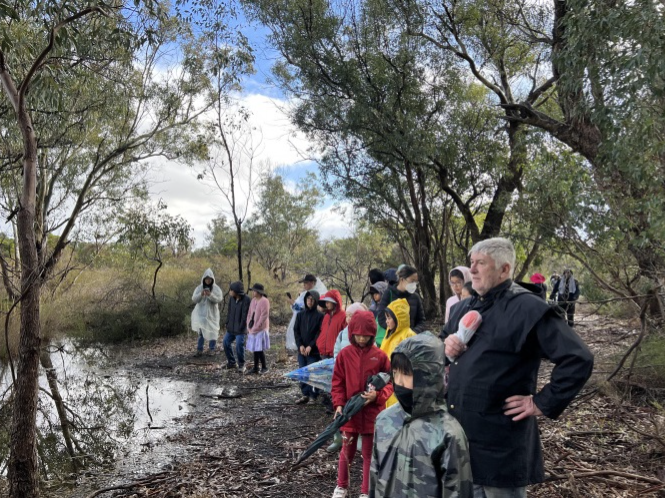 佛光山西澳中華學校2022 風雨中為『愛護地球植樹日戶外教學』種下愛心種子圖片