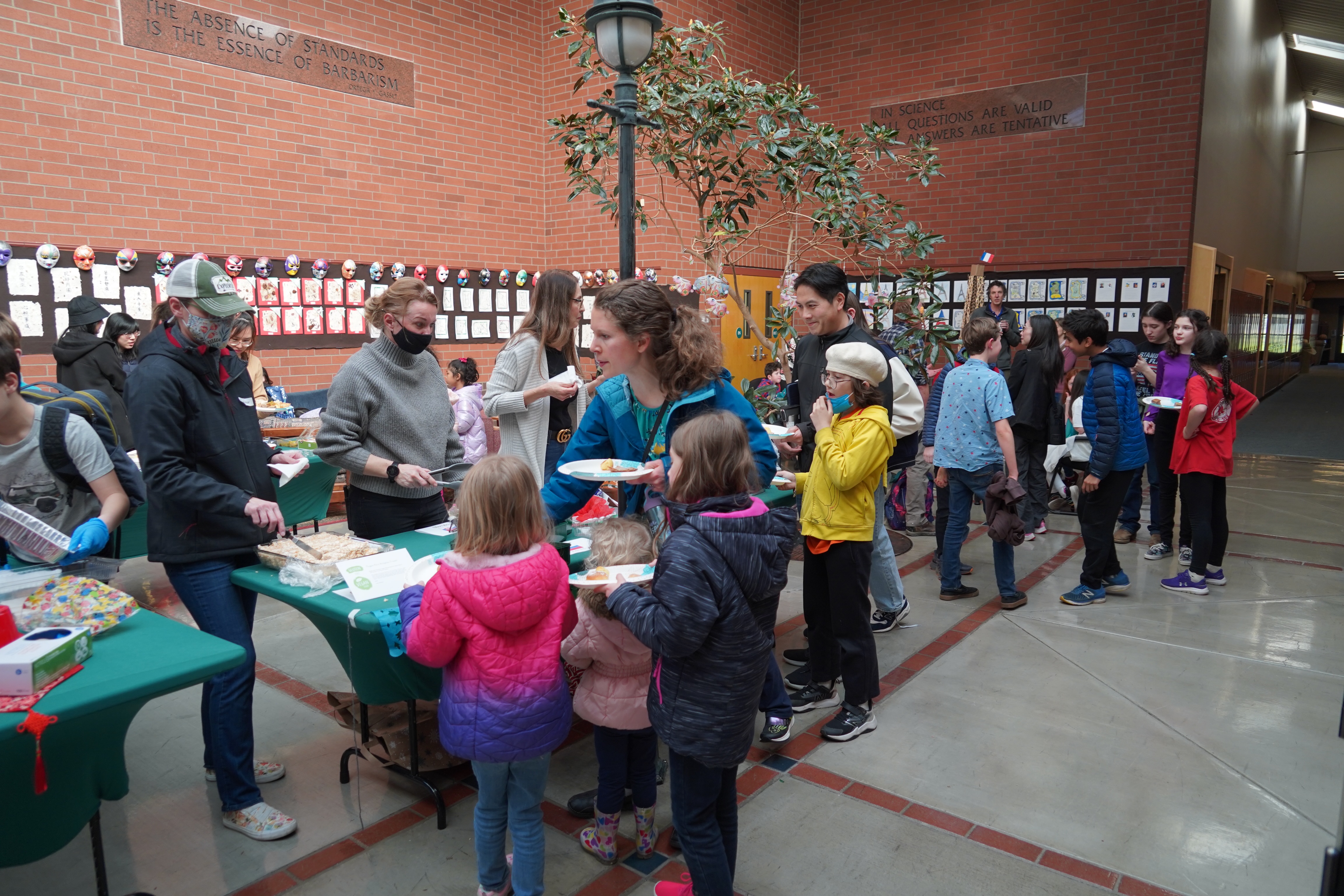 中文學校學生享用點心