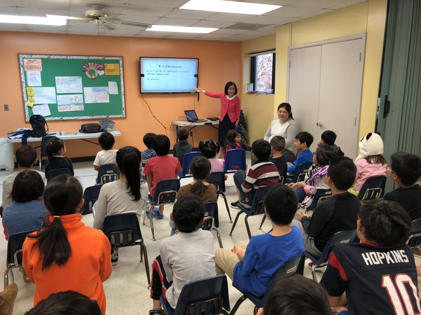 除了學習中文及中華文化, 翰林中文學校還要幫助學生們養成端正的品格.