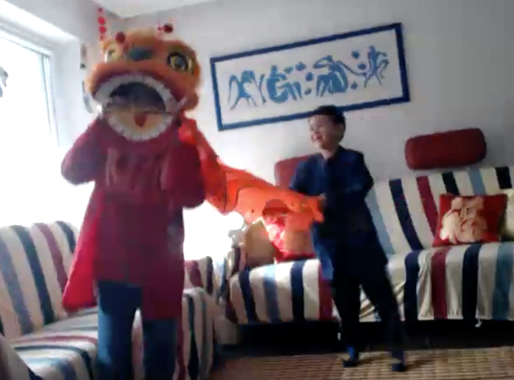 小朋友在線上表演舞獅