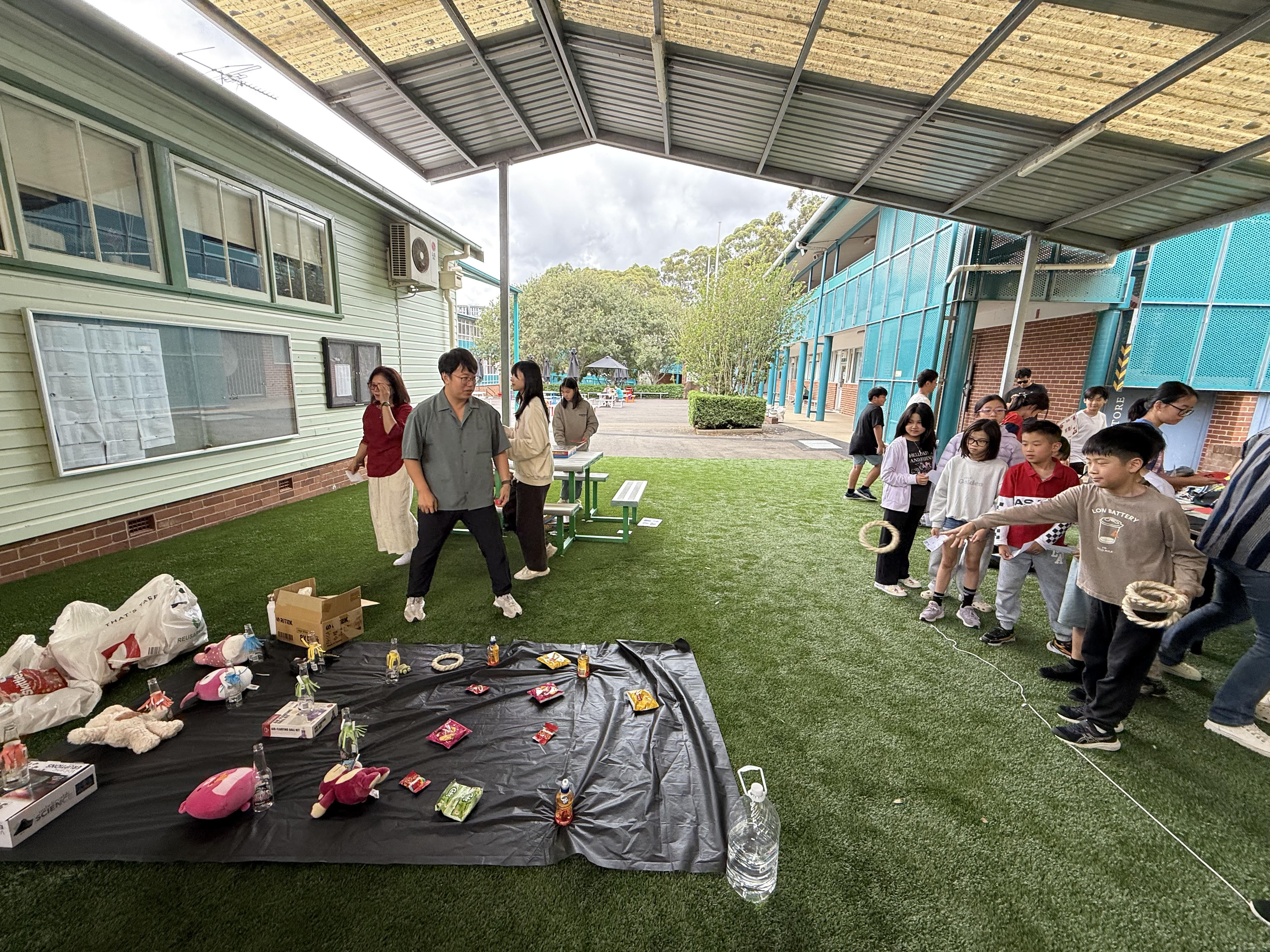 雪梨台灣學校把充滿回憶的投圈圈夜市活動搬到新年現場，同學們玩得不亦樂乎，開心體驗台灣童玩的魅力。