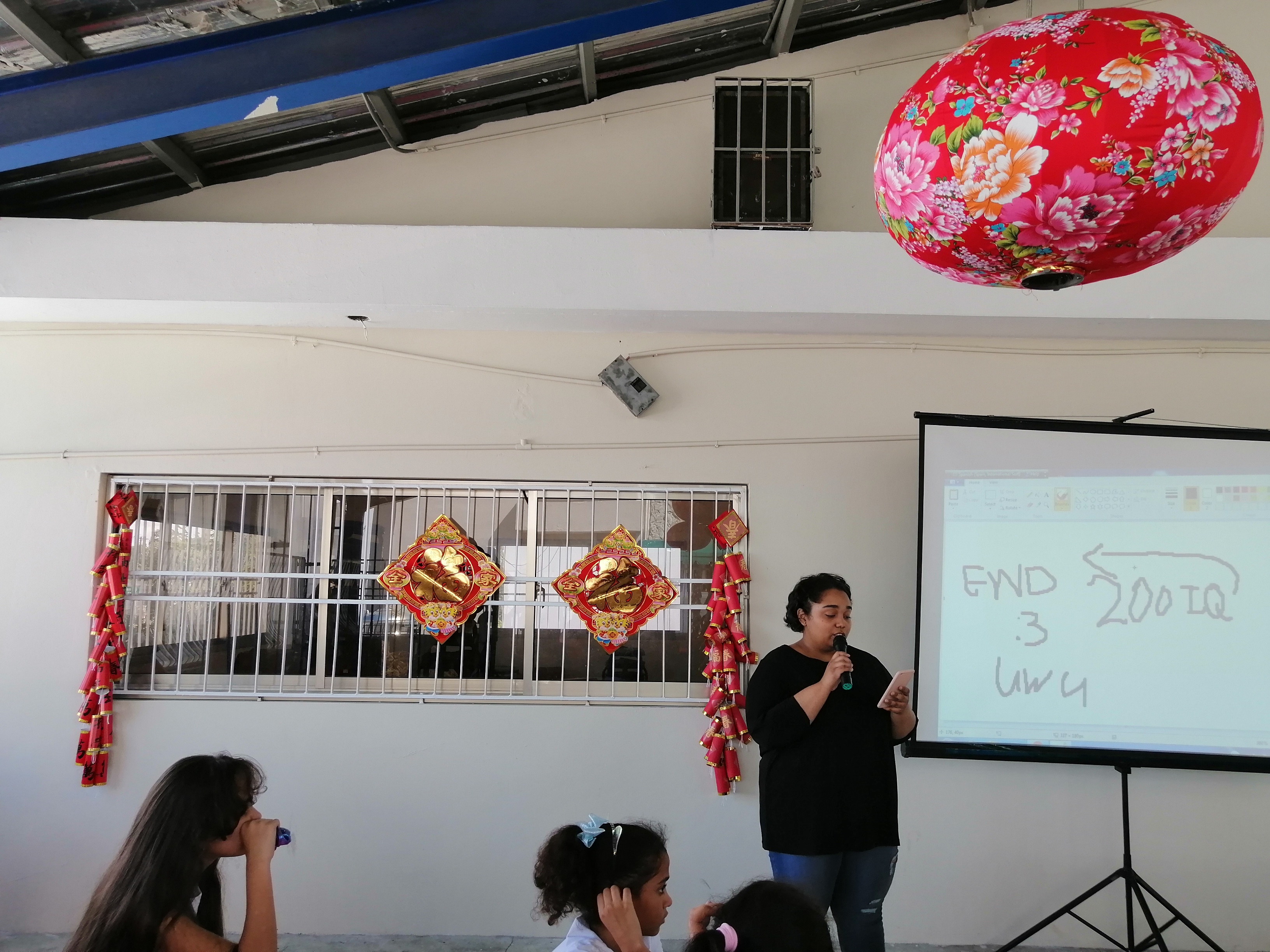 曾在中文學校學習長達七年的學生Purisima在2017年取得台灣獎學金赴台學習中文，但因為台多斷交目前人在中國，適逢農曆新年返多探望家人，卻因為新冠狀病毒暫時無法返校。與孩子們分享她學習中文的經驗。