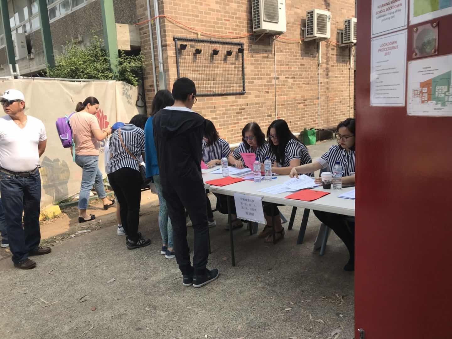 老師準備給得獎的孩子們貼上他們的名帖。