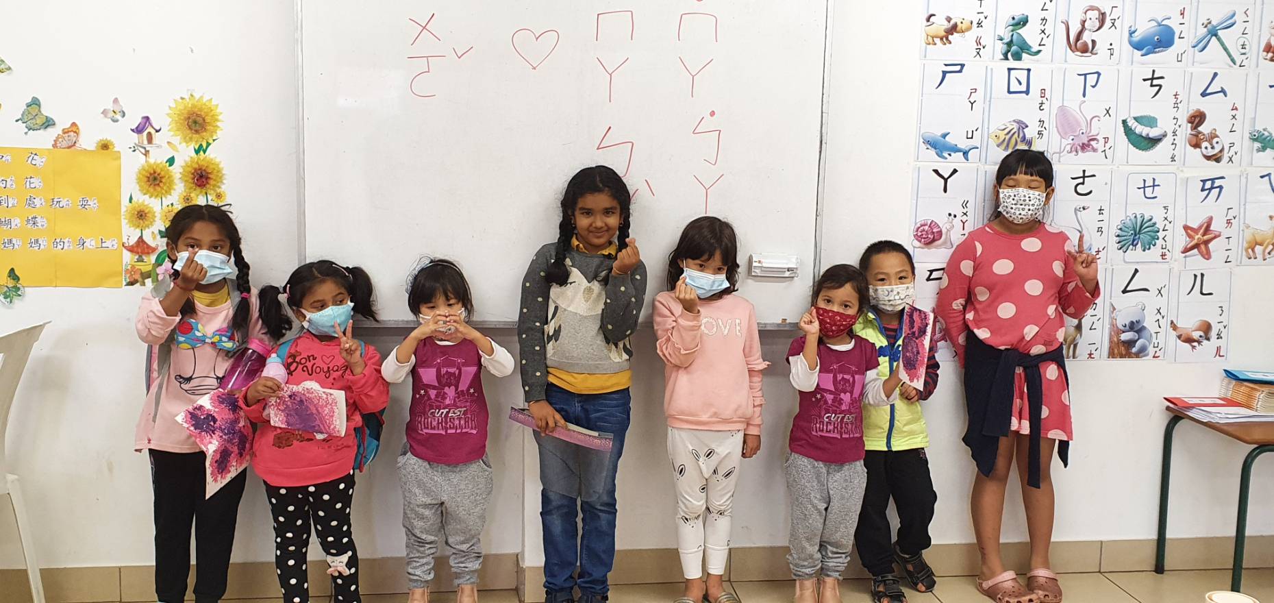 基礎班同學由老師指導做手工祝福卡