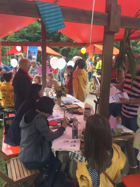 攤位上訪客絡繹不絕