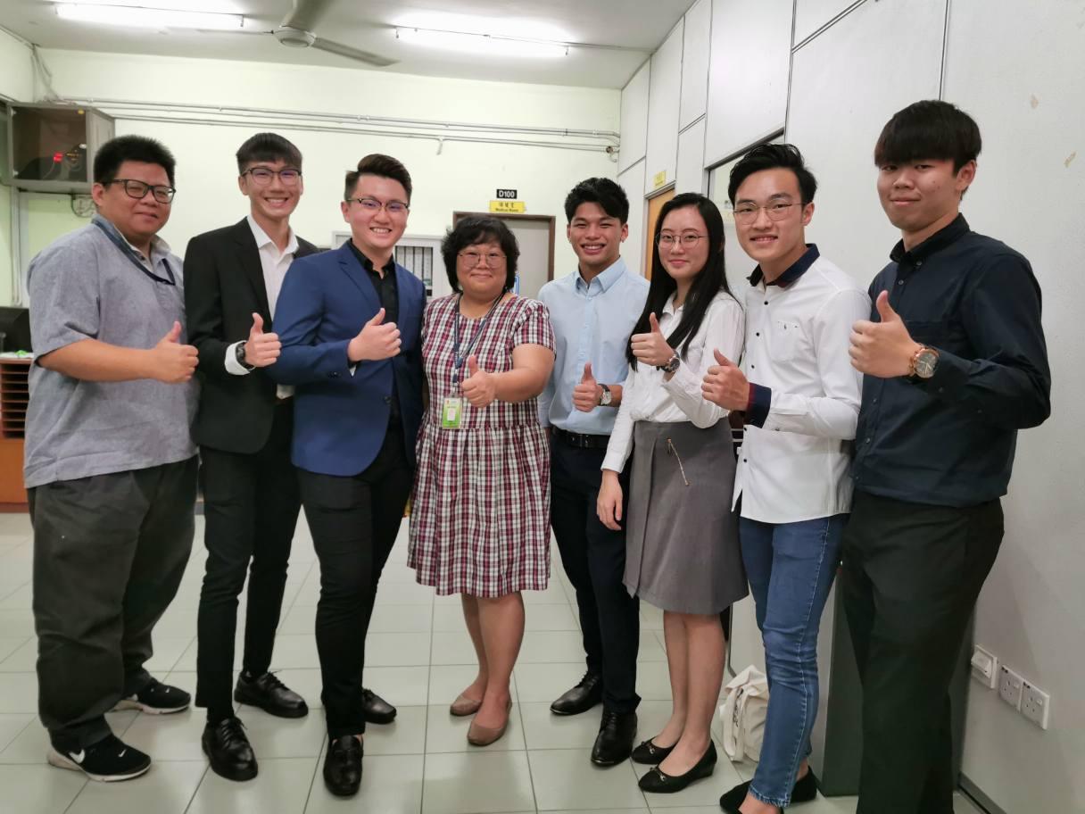 曾湘敏教師與同事們合影