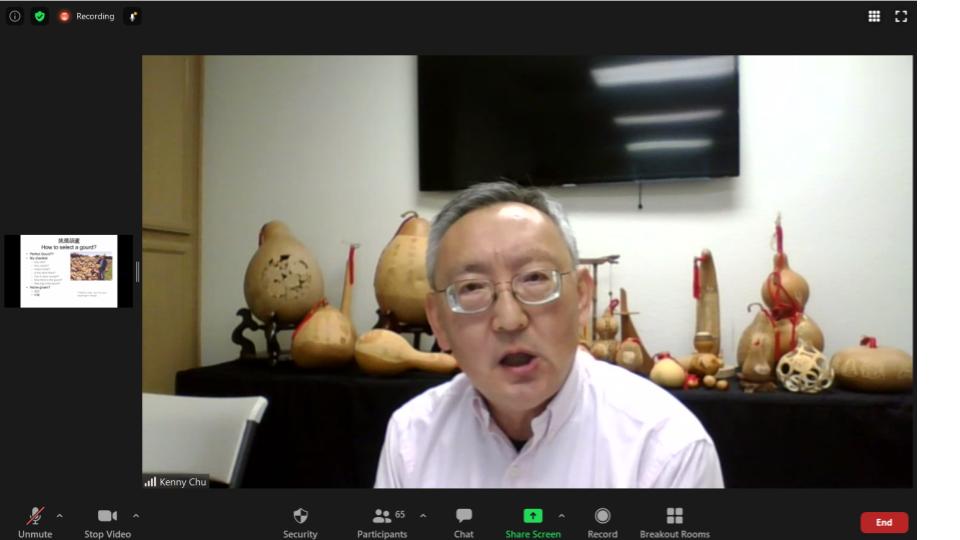 曲學蕃老師和他的葫蘆雕刻作品。