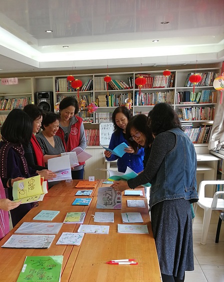 老師們認真的評選作品