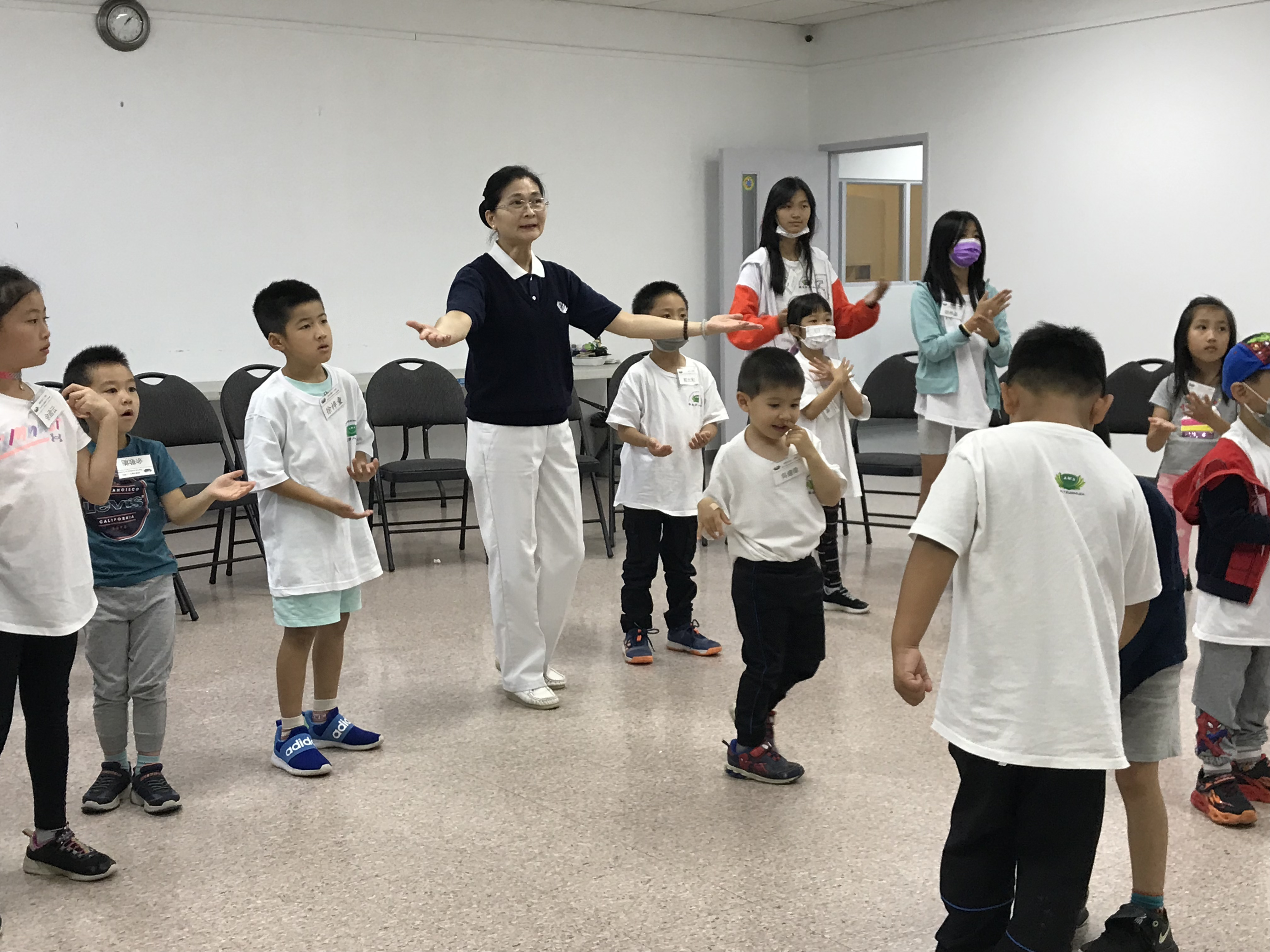 大班組的學員們在進行華語歌唱練習