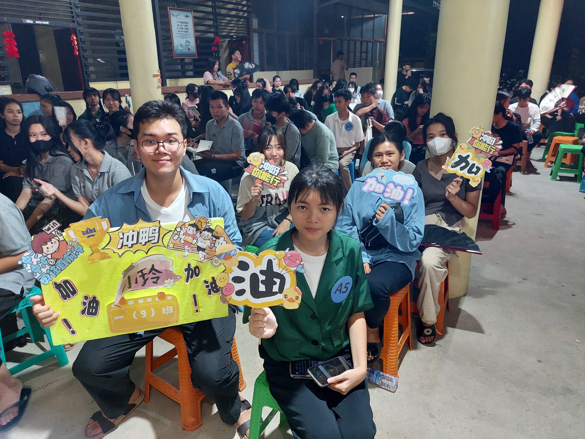 班上的同學給參賽者加油打氣