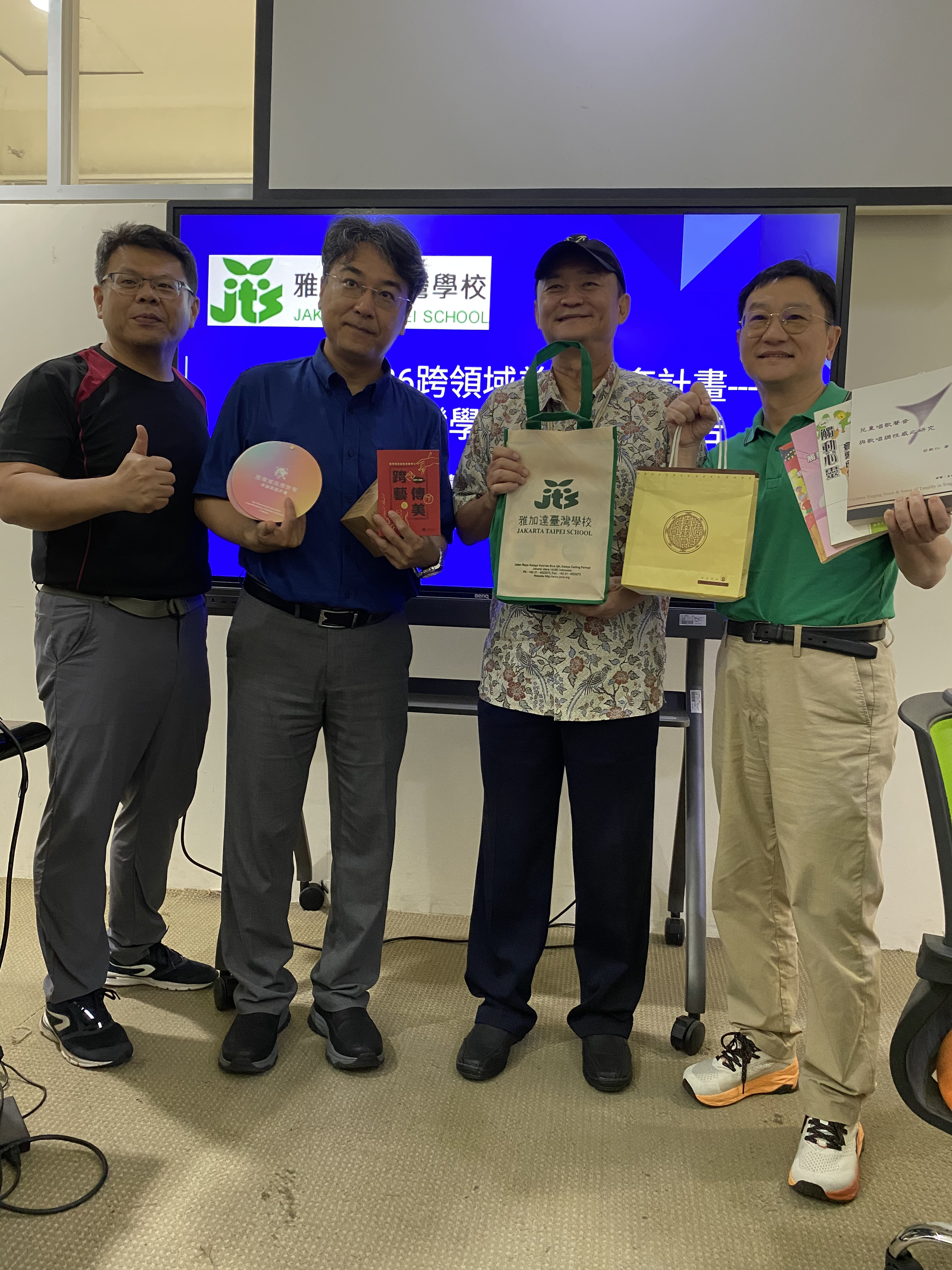 臺灣藝術大學李其昌教授及臺中教育大學莊敏仁教授來校指導本校藝術教學由校長張晉福親自接待