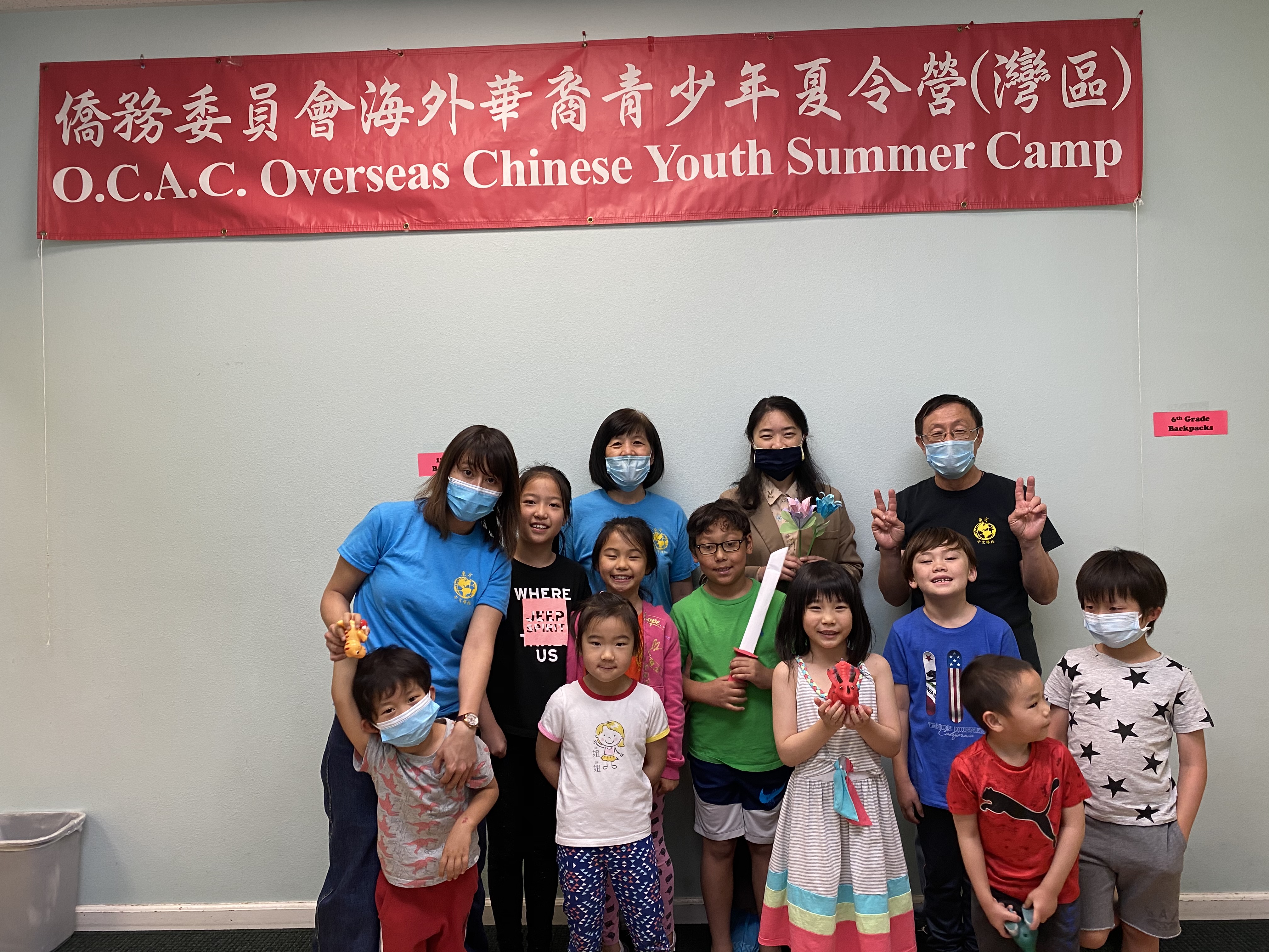 金山灣區僑教中心副主任徐廣梅（後排右2）