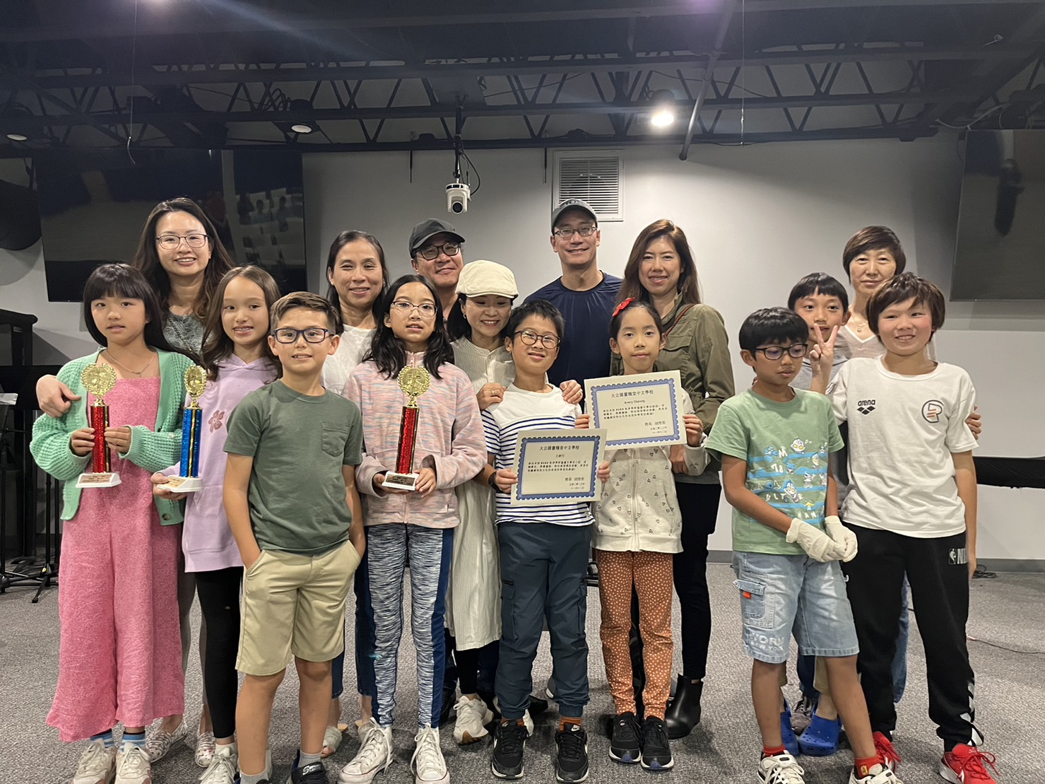 中級組全班合影, 得獎的小朋友鼓勵未得獎者, 未得獎的小朋友為得獎的同學慶賀, 充分表現了比賽的精神