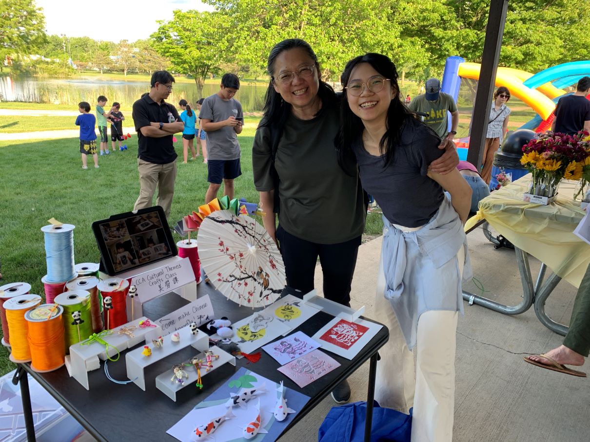 課外活動美勞課的成果分享  家長小朋友們現場做中國結