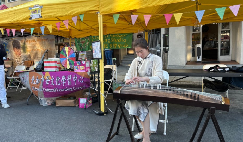 現場盪漾著悠然的琴韻，藉著古箏孩子們體驗了中華音樂的魅力，也將這份古韻悠長的美好傳遞給每一位觀眾。