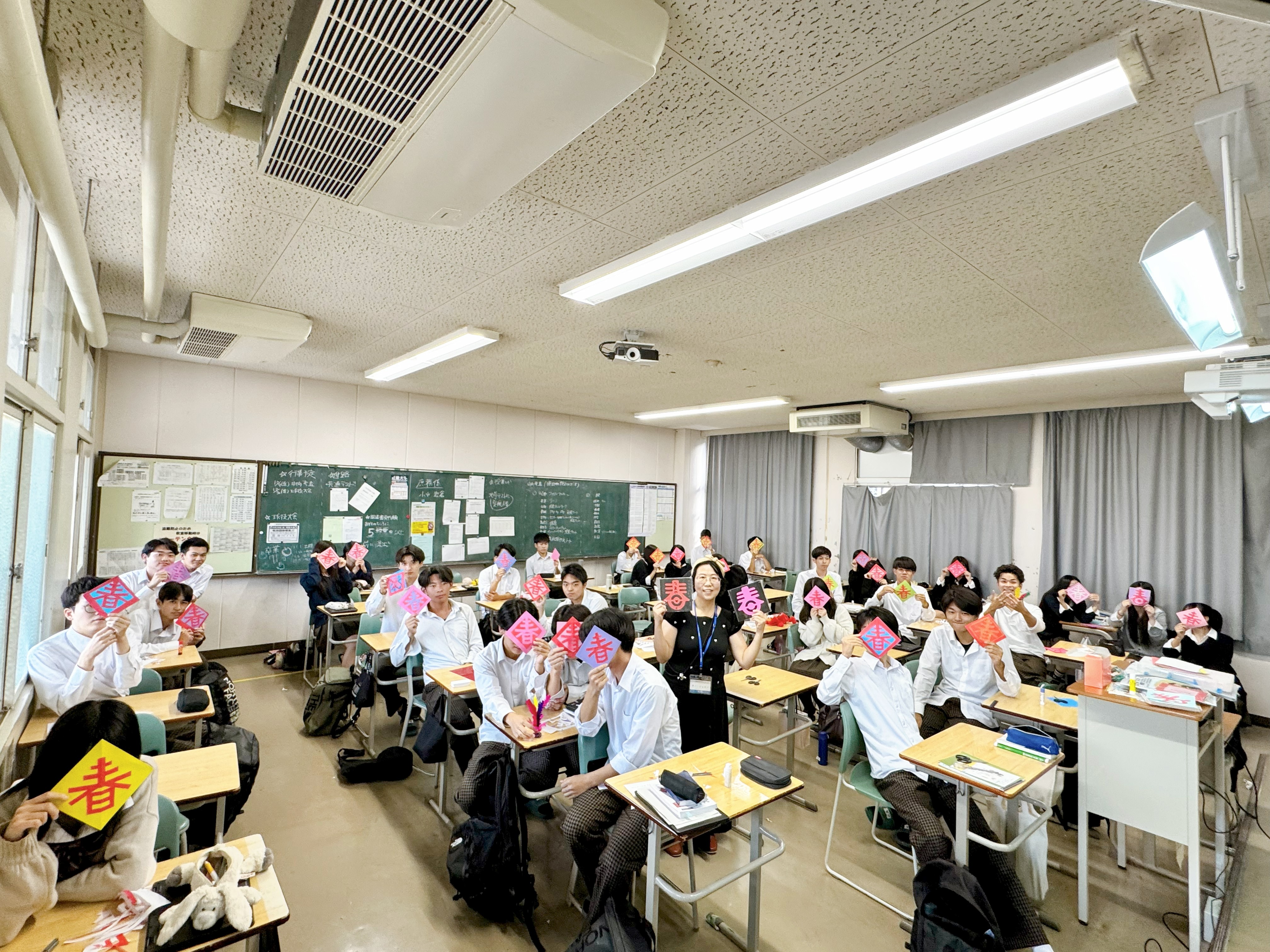 陳洳豔校長與茨木西高中學生展示剪紙作品，透過手作認識正體漢字與臺灣文化。