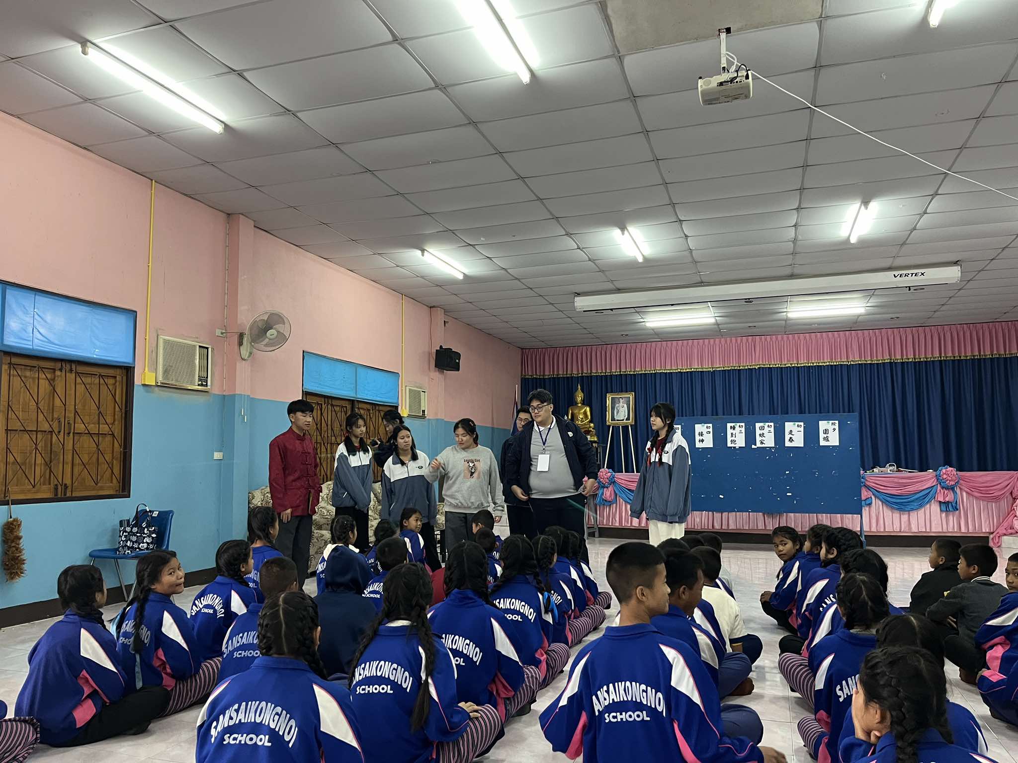 把漢字以及節慶習俗帶入公立學校，學生們覺得很新奇。