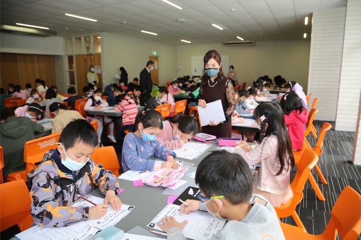 選手們聚精會神書寫