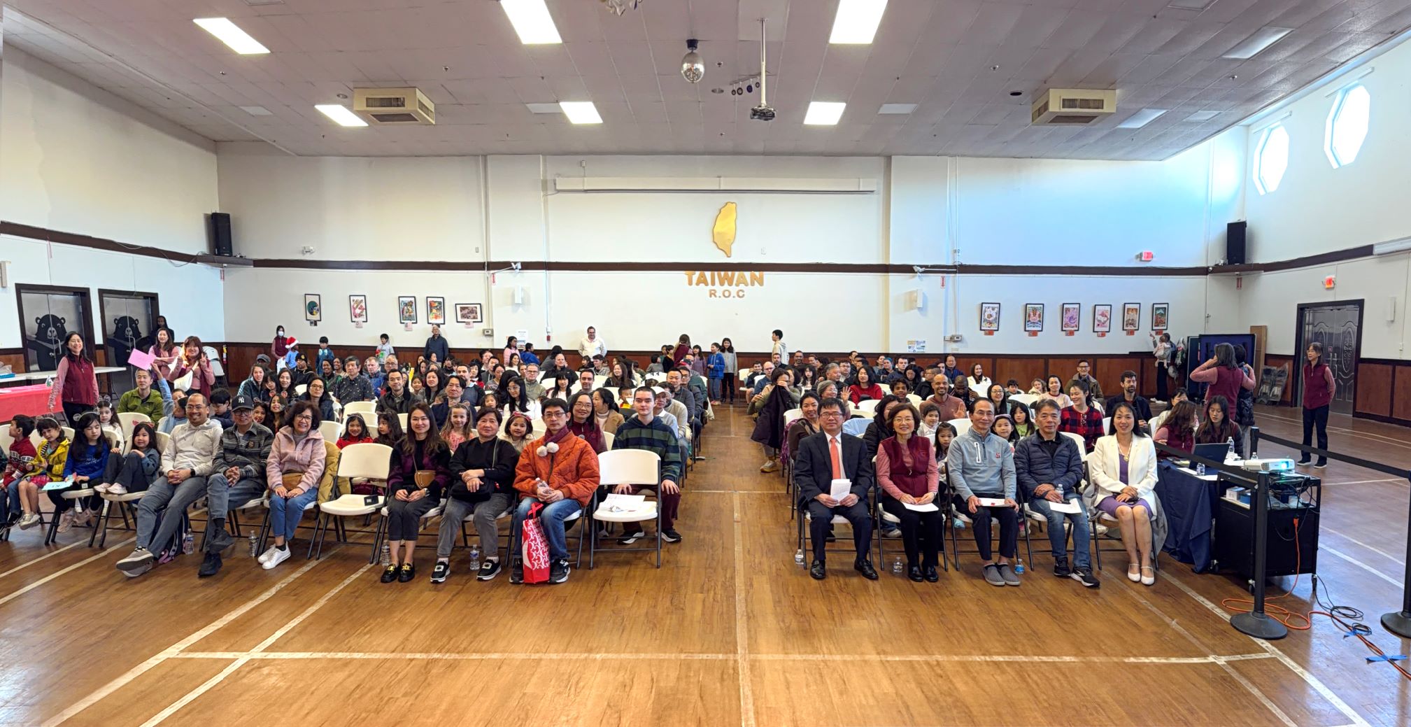 全體師生家長、教職員及來賓合影