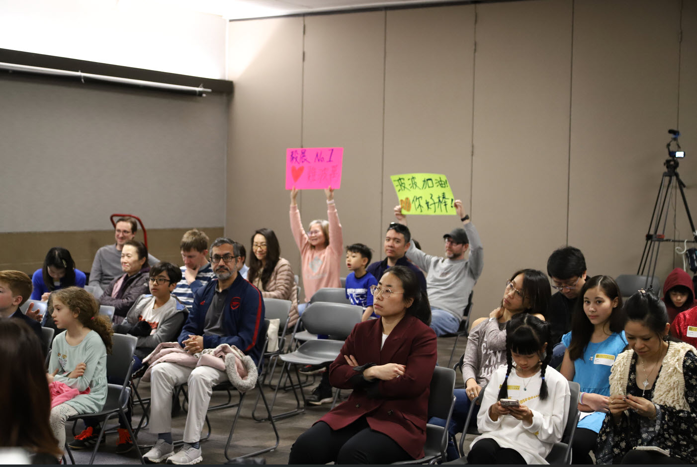 家長為參賽學生加油打氣。