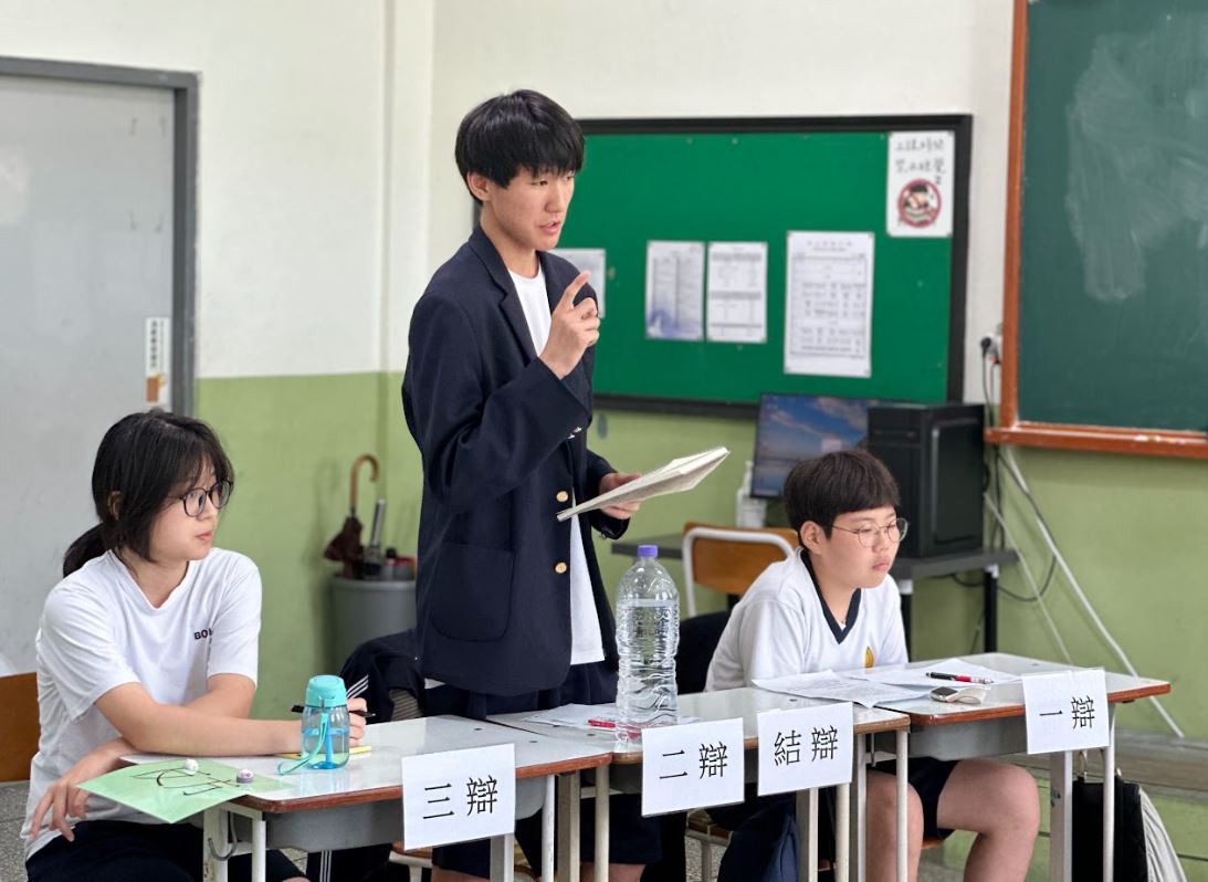 釜山華僑中學辯論預賽中高一辯士說之以理