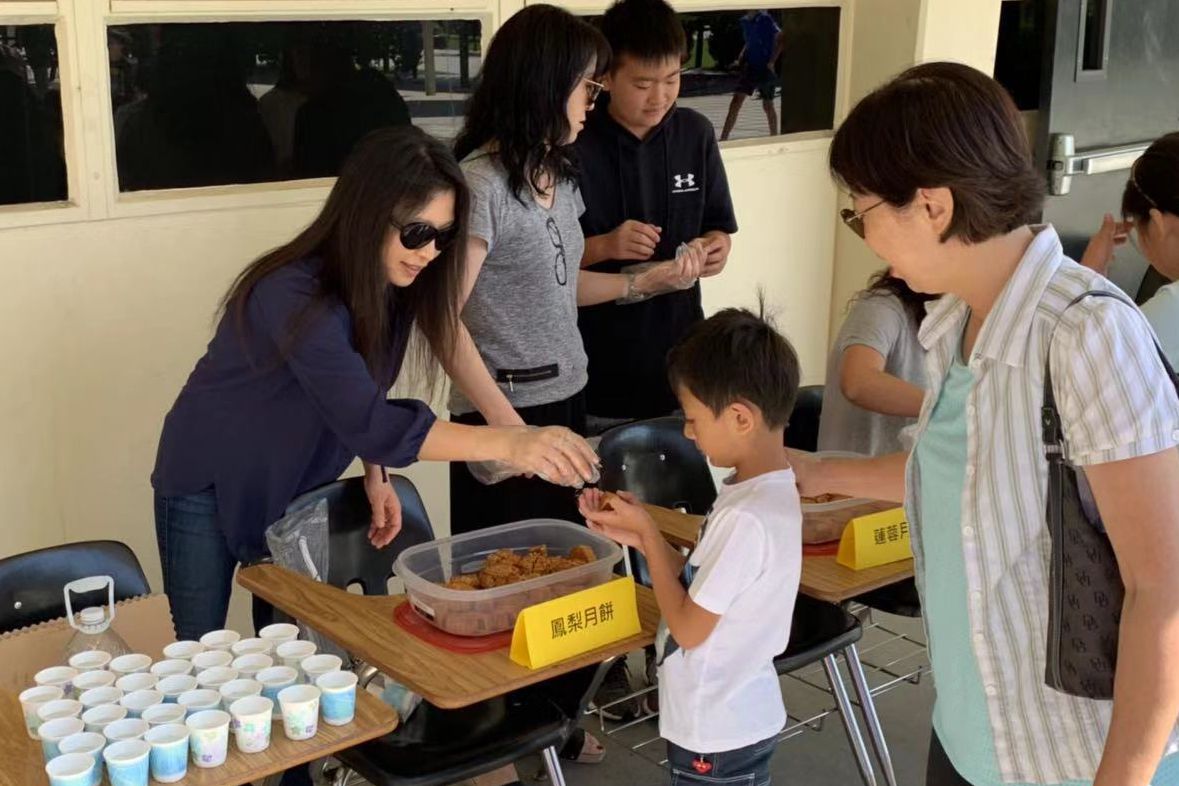 家長們協助學校分發月餅