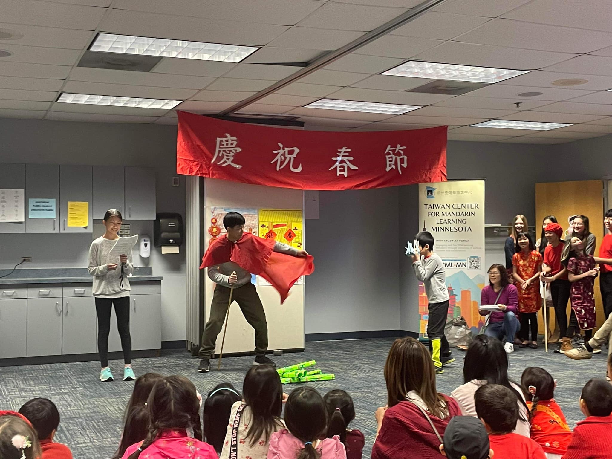 四年級同學的「年獸來了」，飾演年獸的高同學，製作了十分有創意的年獸的面具與嚇人的尖爪，表演詼諧逗趣，觀眾們都哈哈大笑。