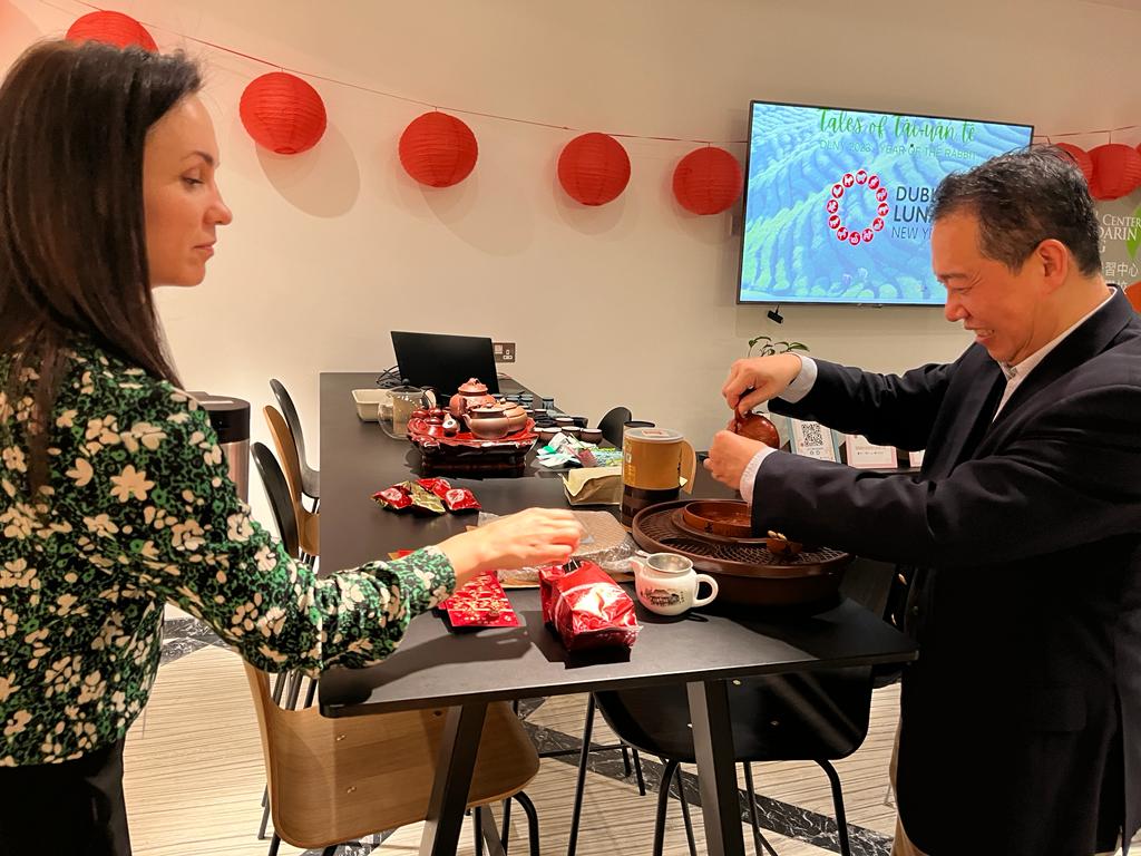 駐愛爾蘭代表楊子葆大使示範泡茶