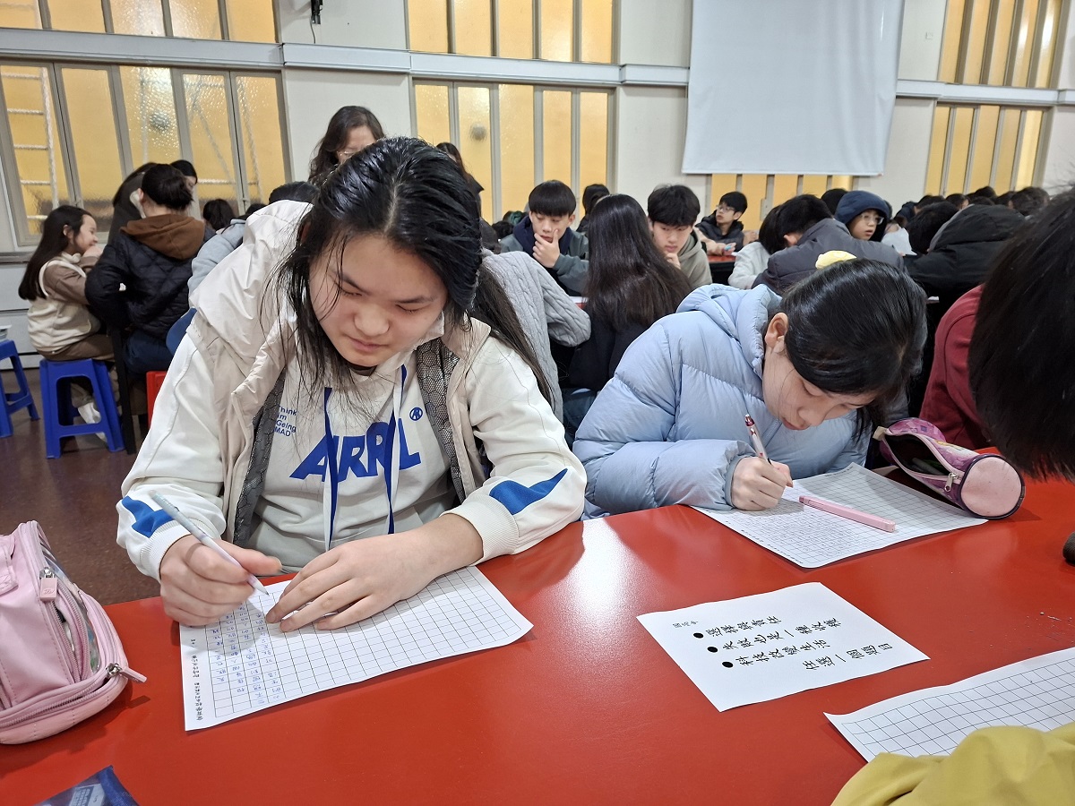 國中部學生作文比賽情境：振筆疾書01